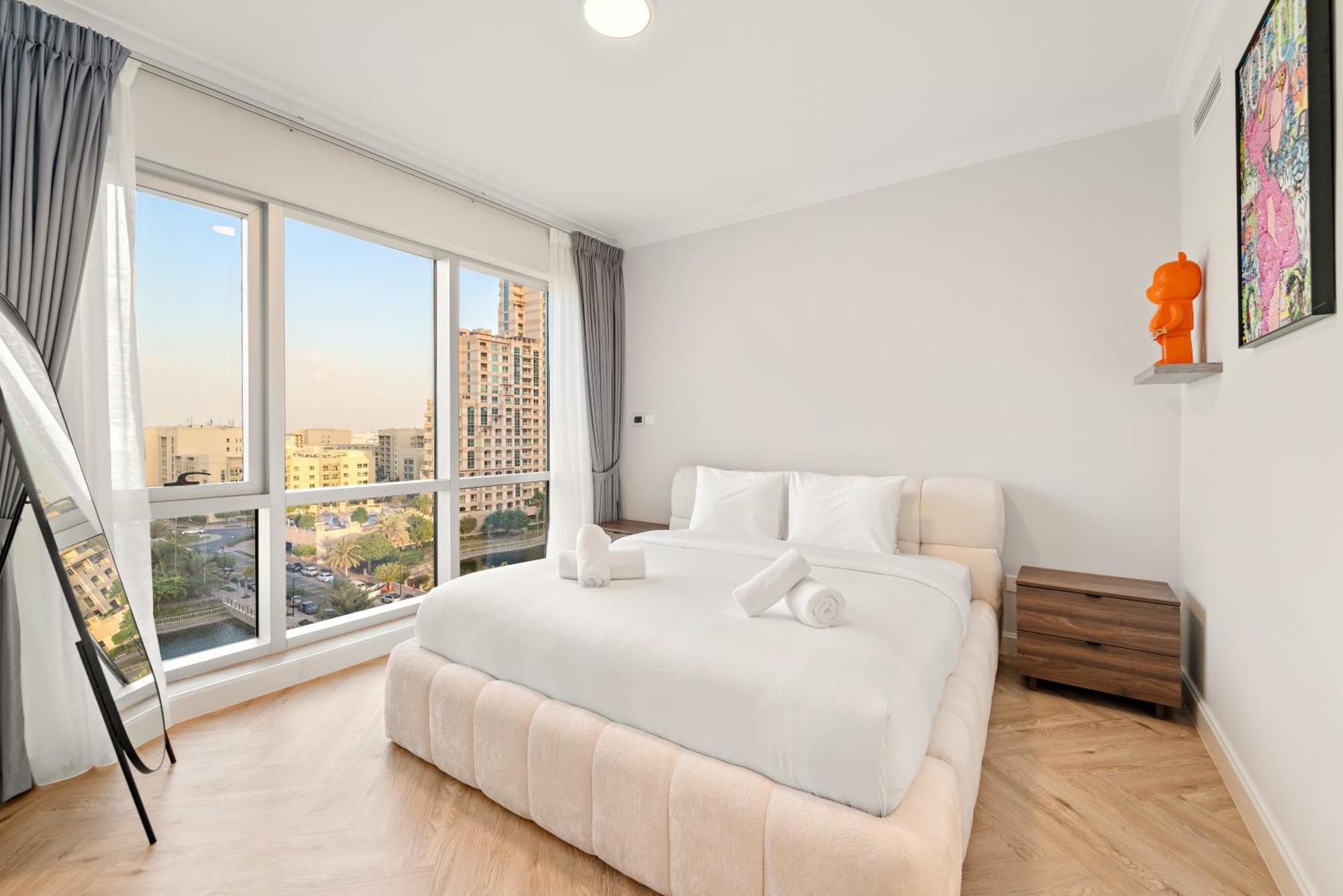Luxe 1br In Fairways East With Canal Views Dubai