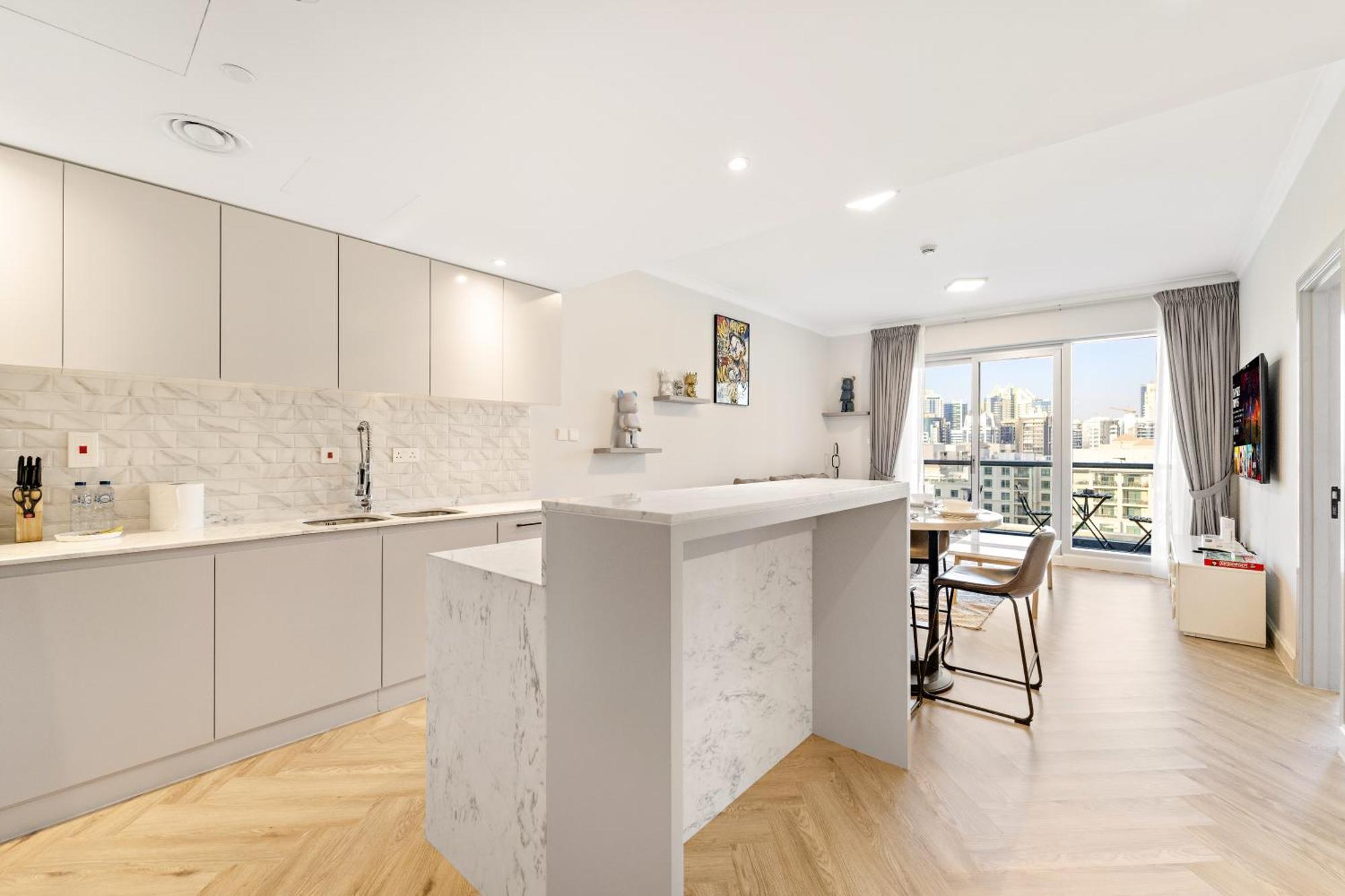 Luxe 1br In Fairways East With Canal Views Apartment