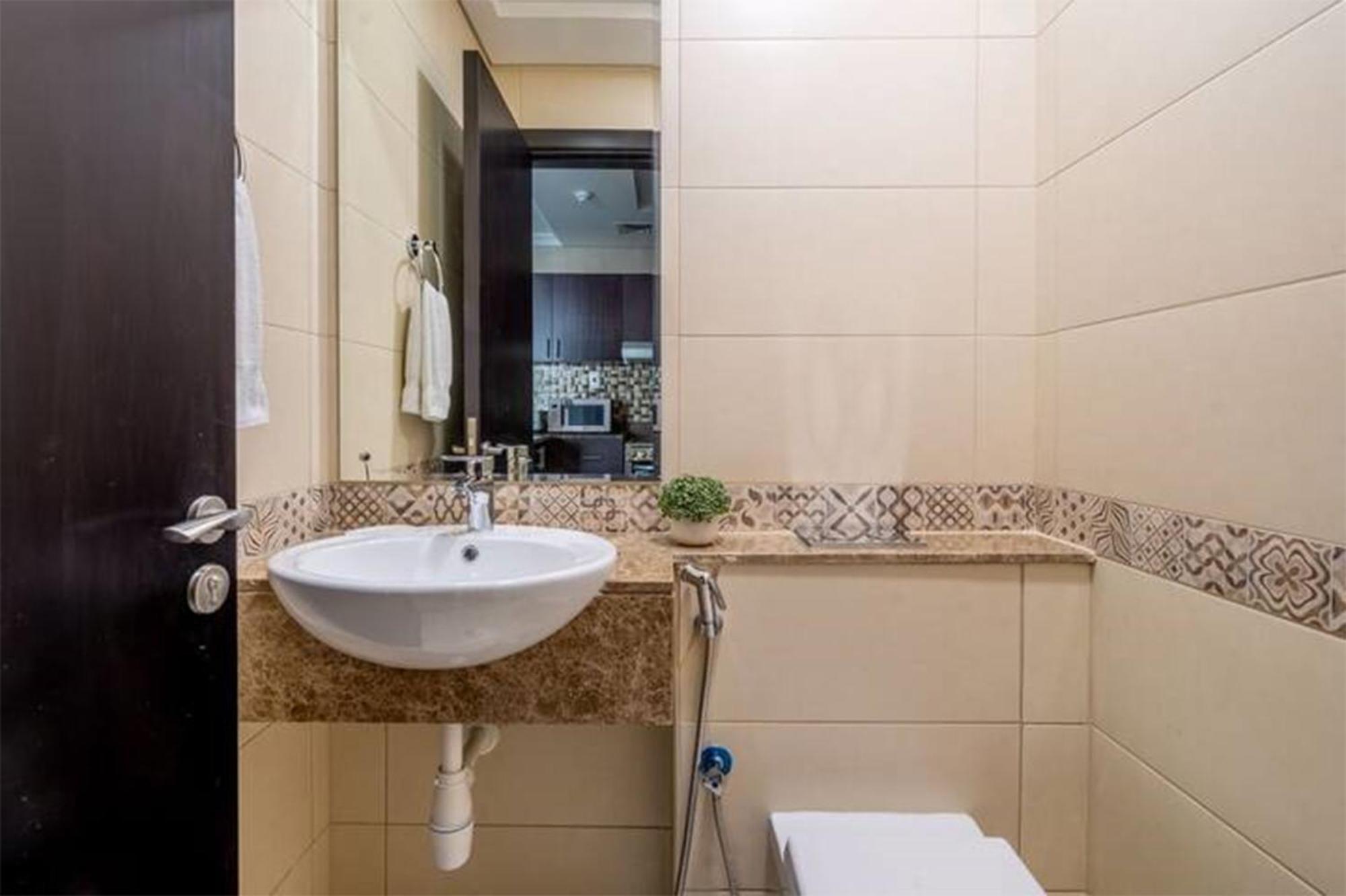 Apartment Magnificiant 1br In Court Tower With Canal View Dubai