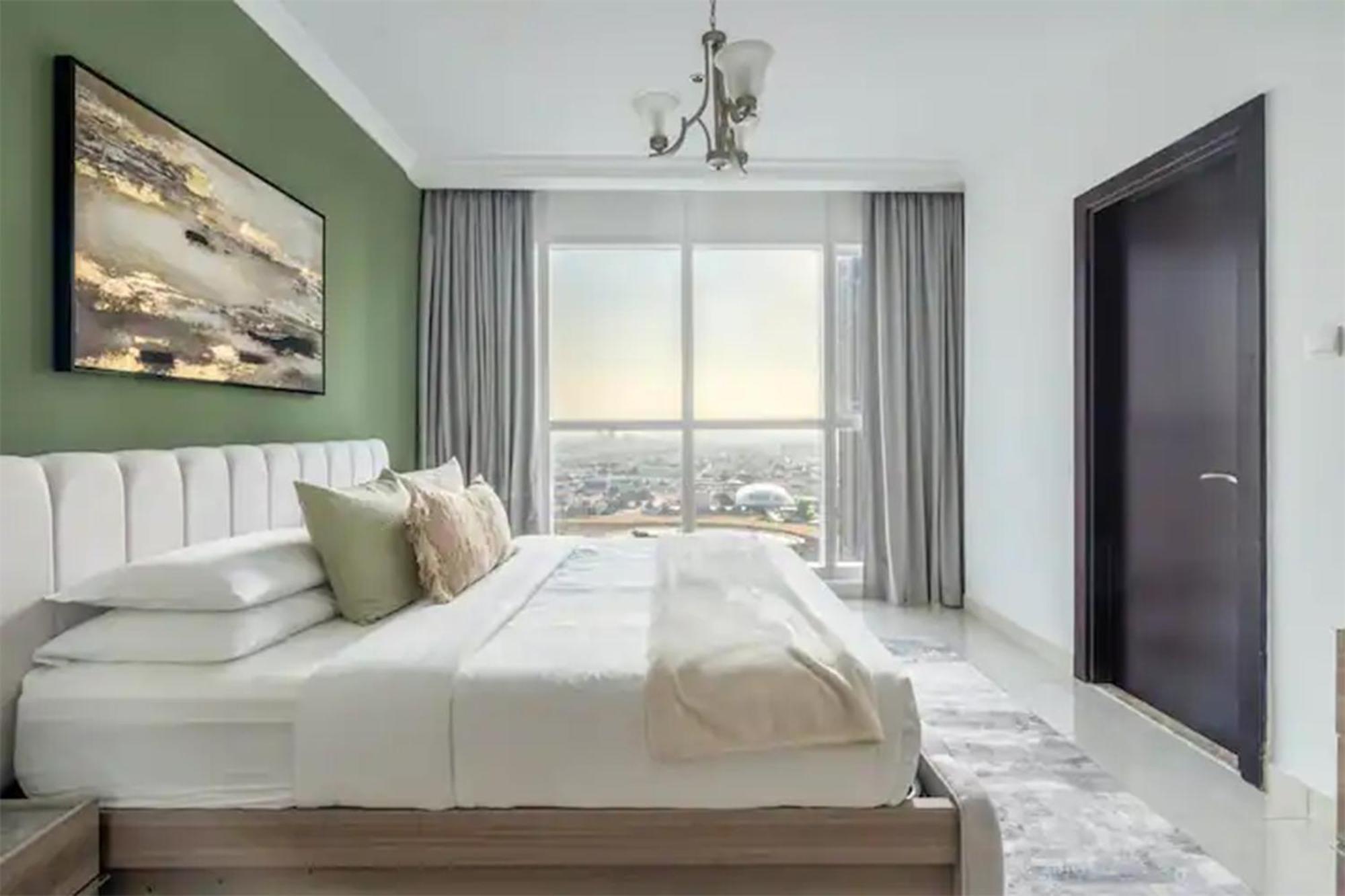 Magnificiant 1br In Court Tower With Canal View * Dubai