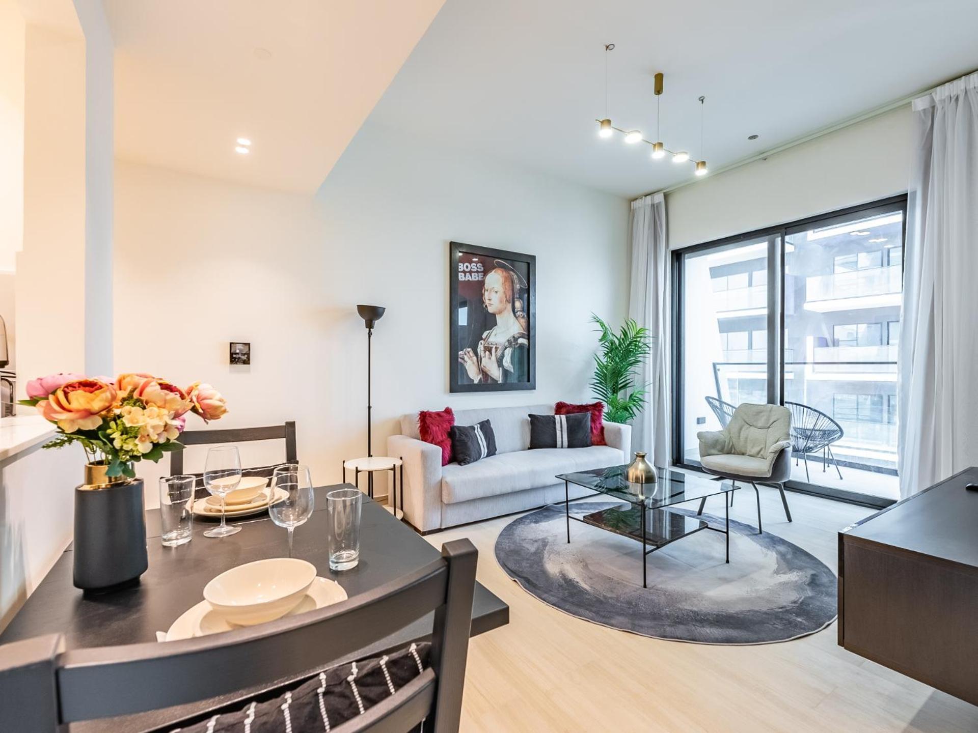 Modern Retreat In Unique Building In Jvc
