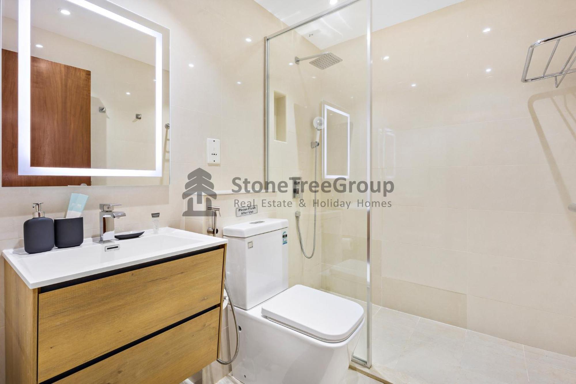 Spacious 1br At Marina Quays North