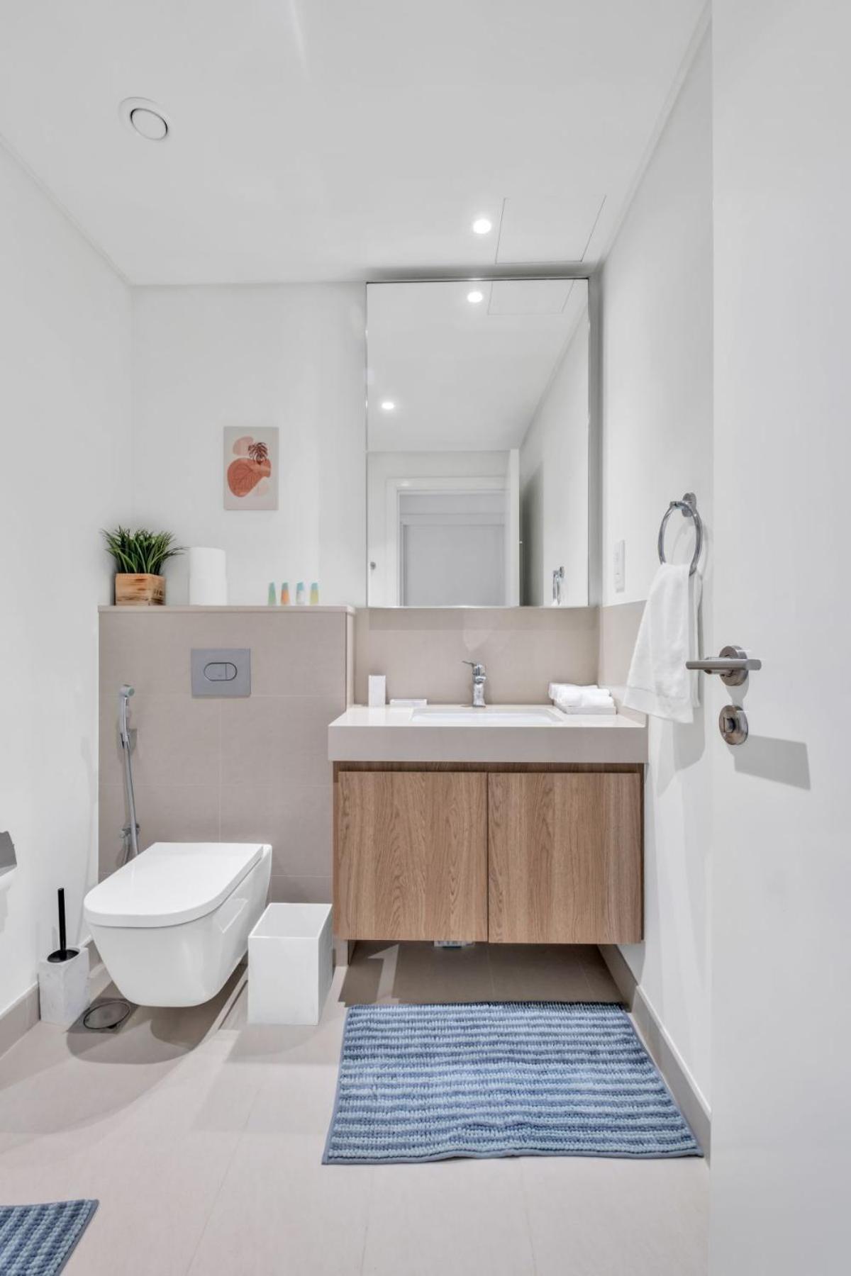 Steps From Mall With Sea Views Apartment *