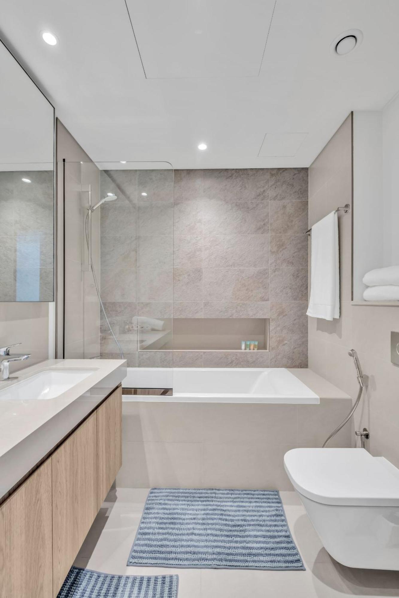 Apartment Steps From Mall With Sea Views *