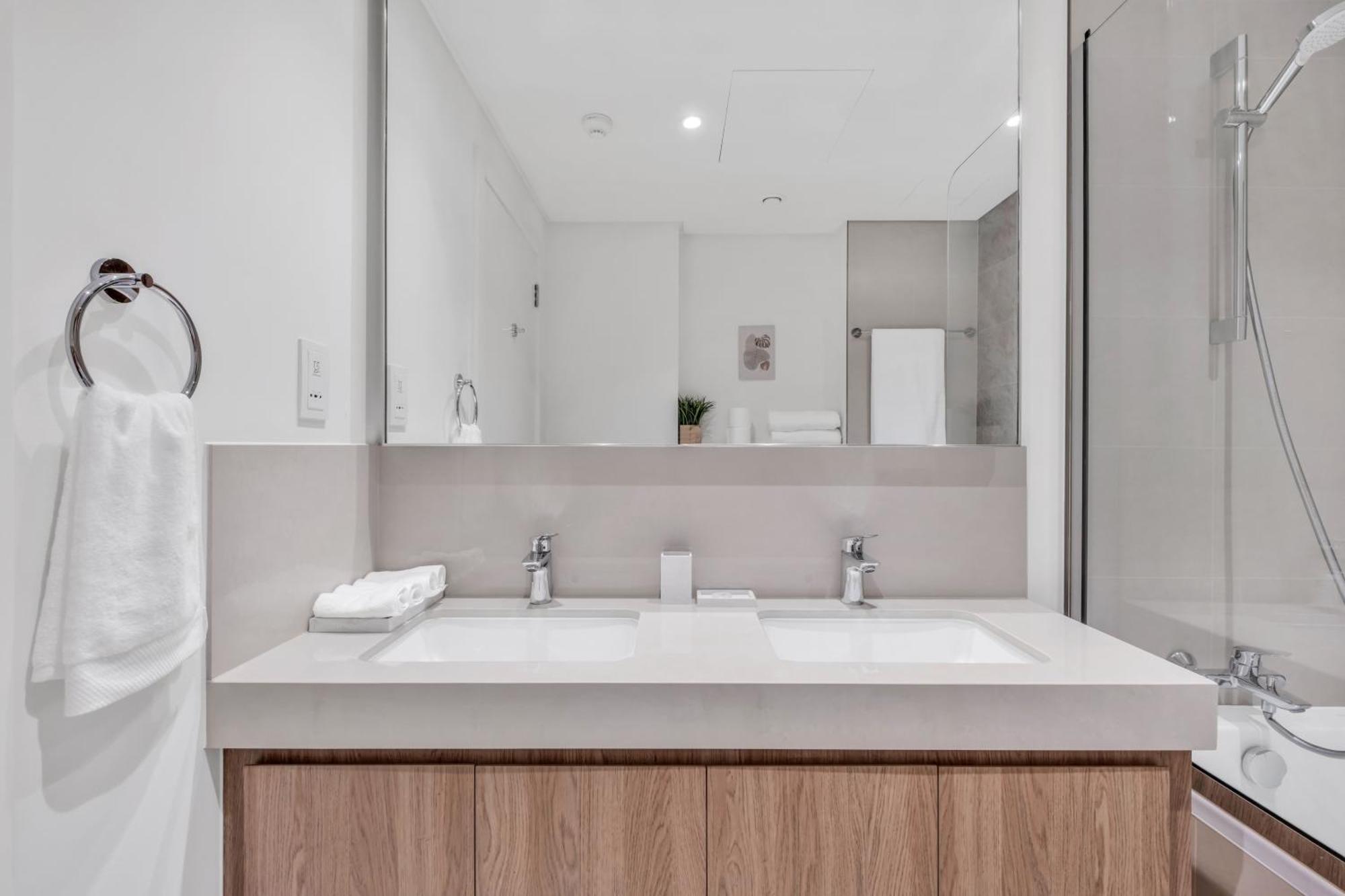 Apartment Steps From Mall With Sea Views
