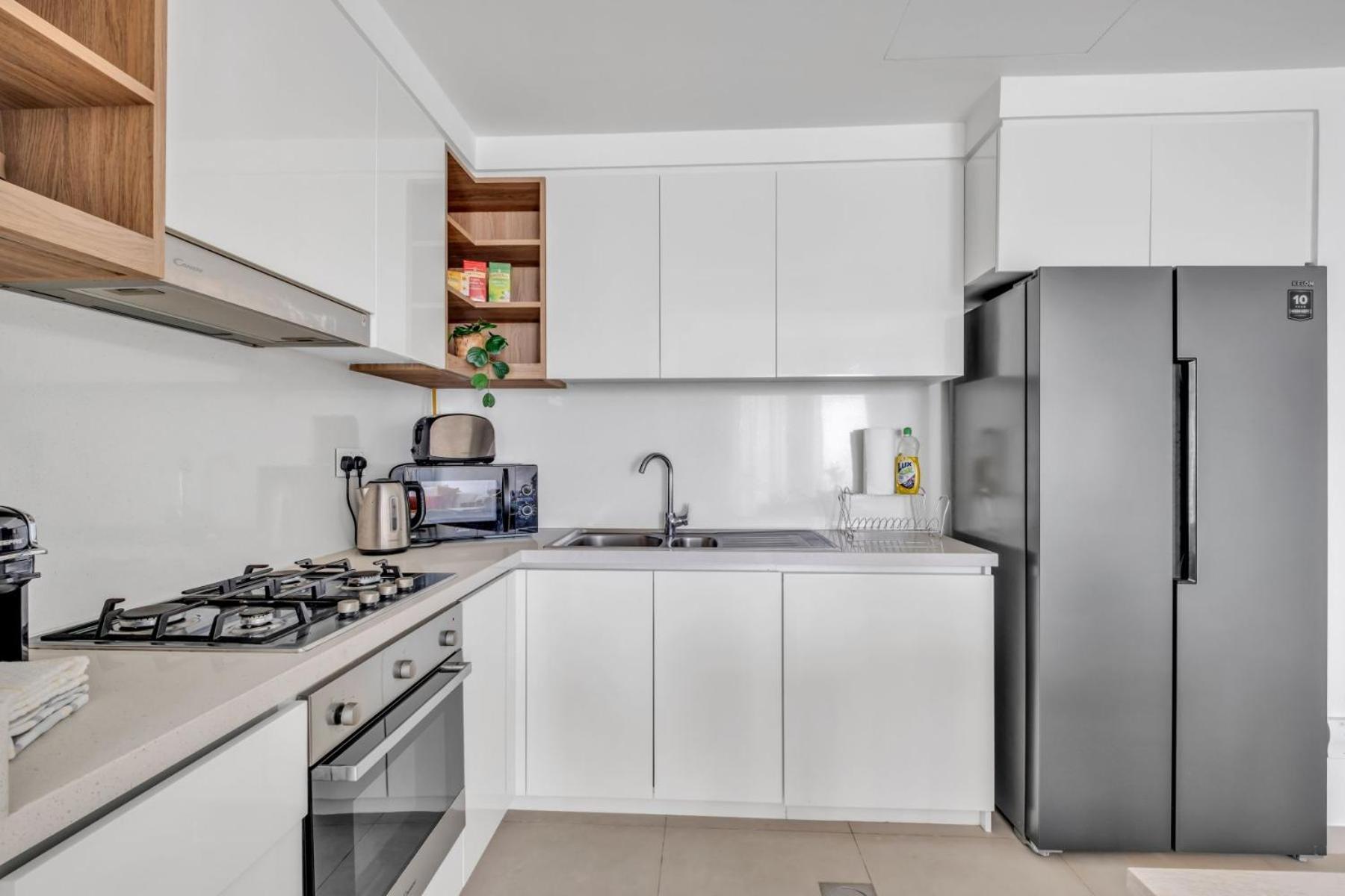 Steps From Mall With Sea Views *