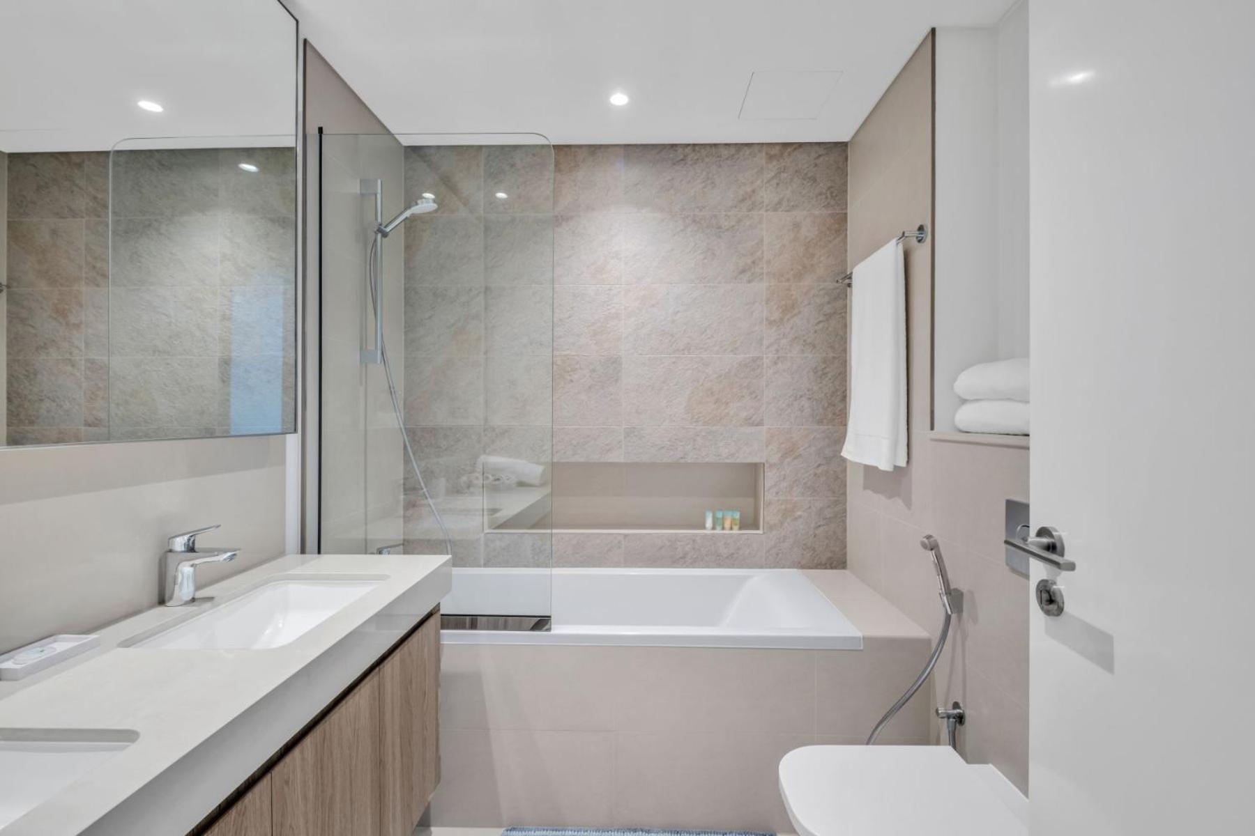 Steps From Mall With Sea Views Apartment *
