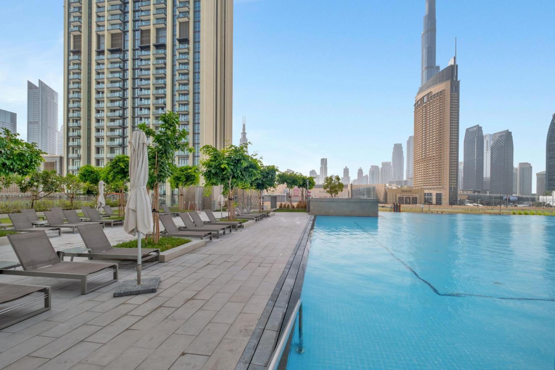 Apartment Steps From Mall With Sea Views *