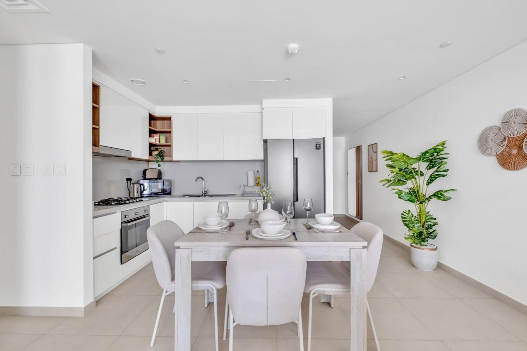 Apartment Steps From Mall With Sea Views *