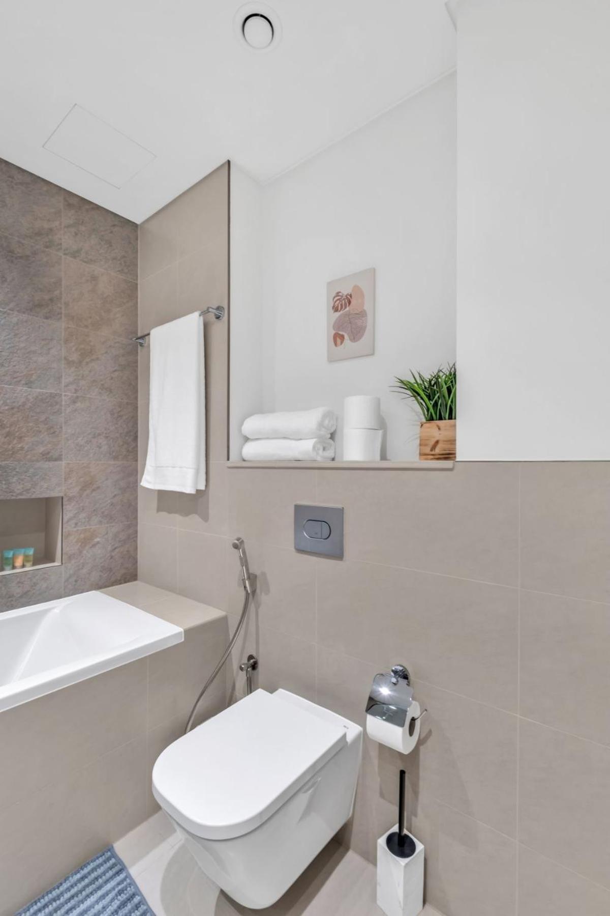 Apartment Steps From Mall With Sea Views Dubai
