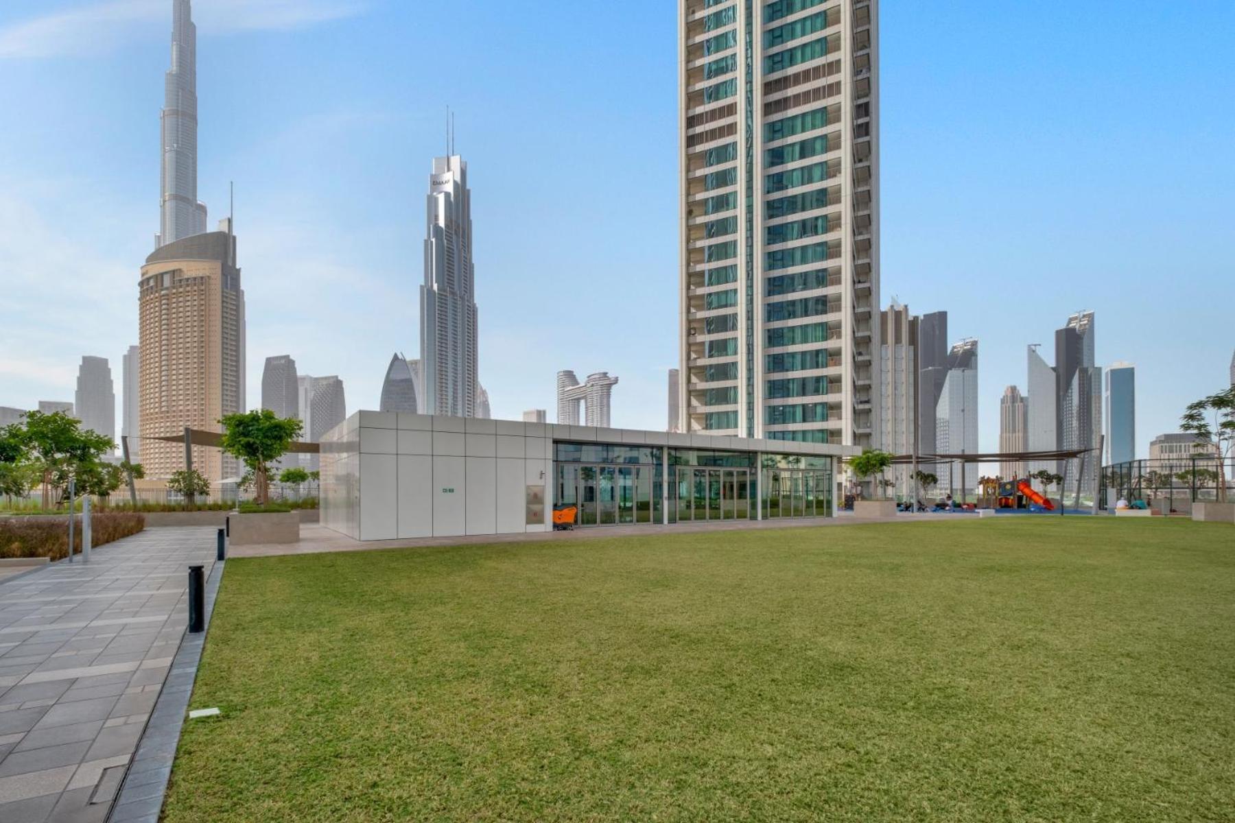 Apartment Steps From Mall With Sea Views Dubai