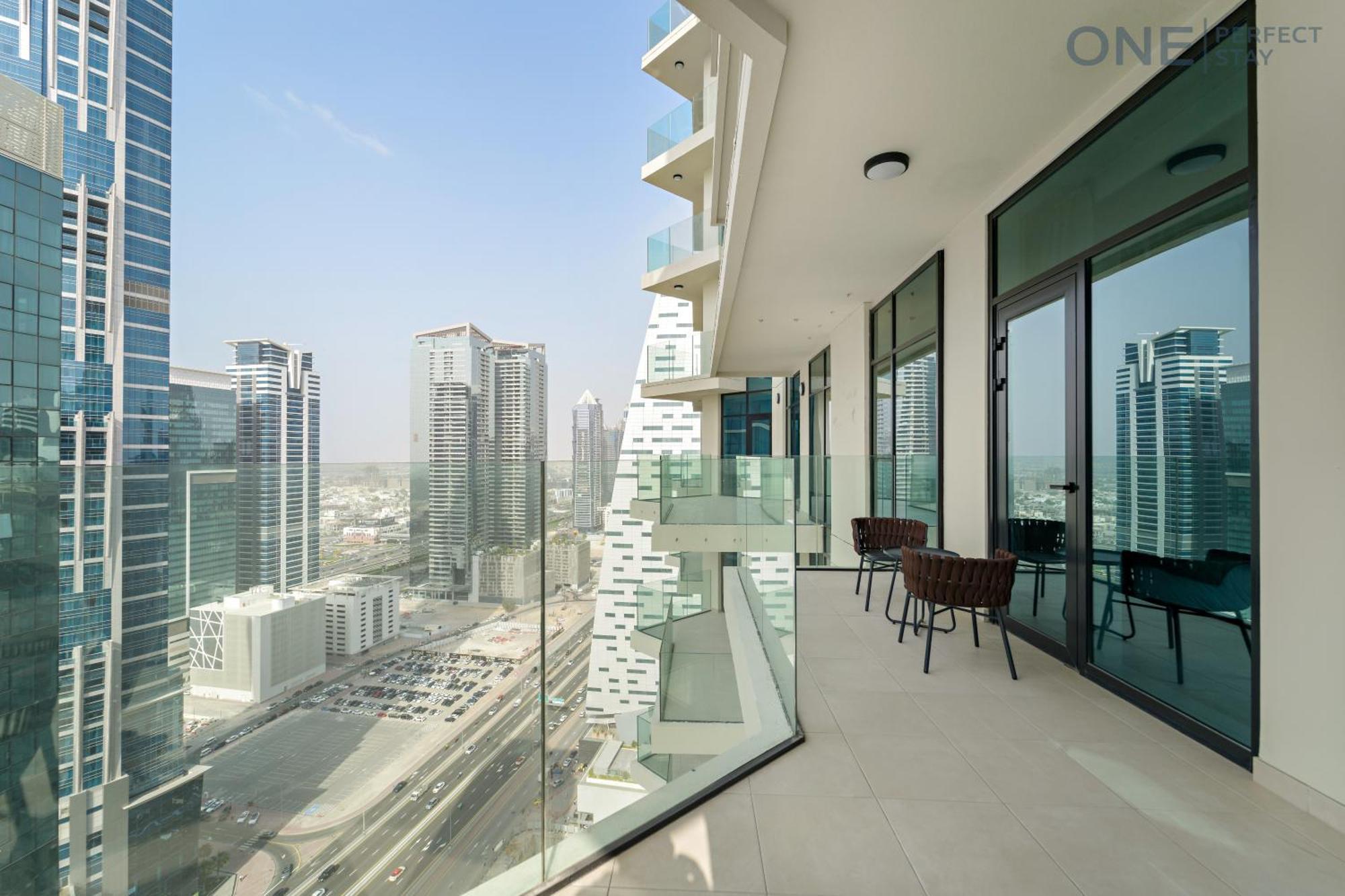Stylish 2br In Business Bay Canal View Pool & Gym Dubai