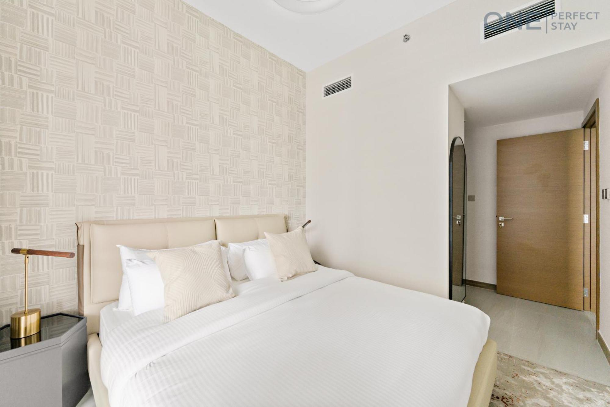 Stylish 2br In Business Bay Canal View Pool & Gym Apartment Dubai