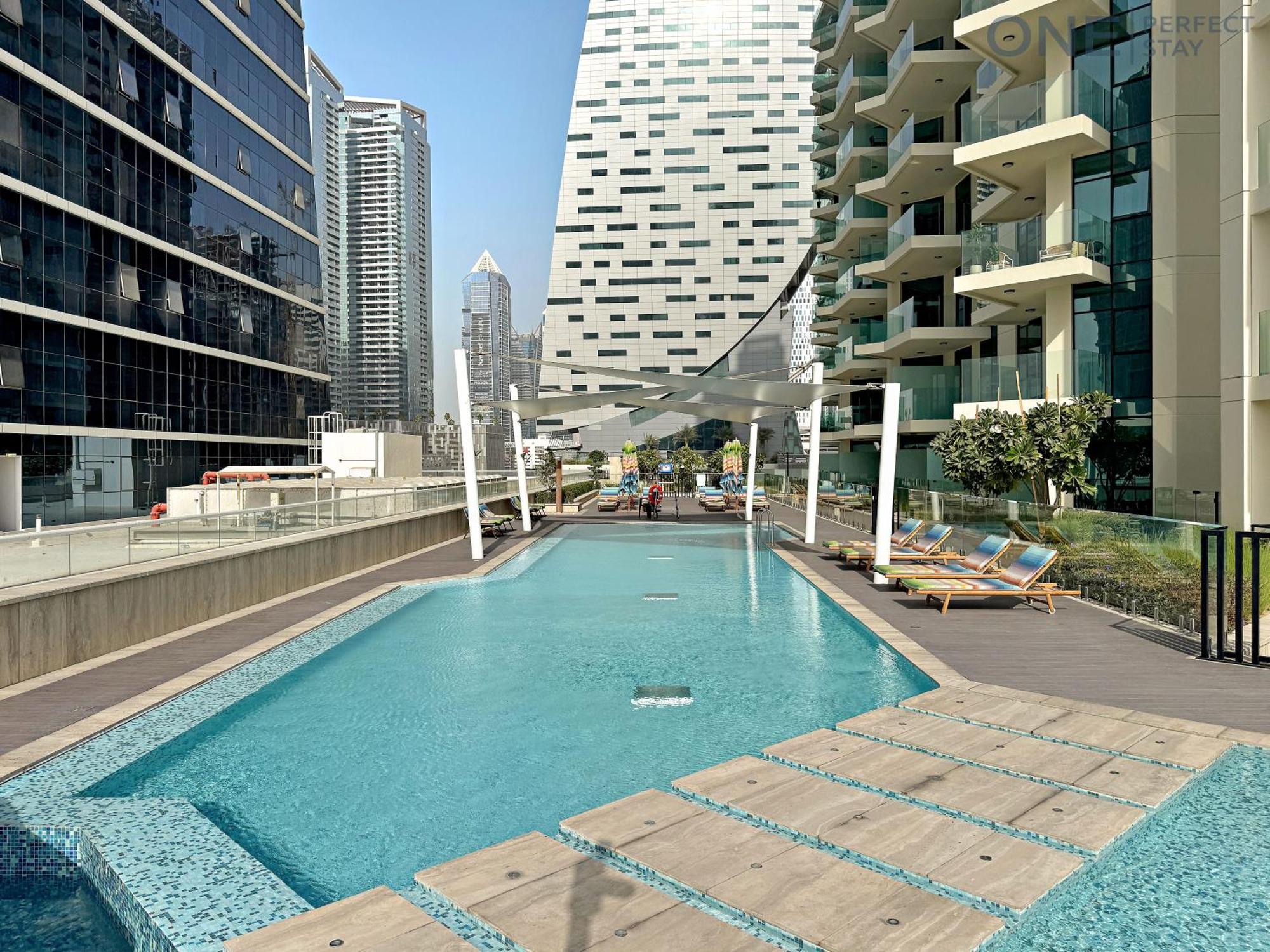 Stylish 2br In Business Bay Canal View Pool & Gym Dubai