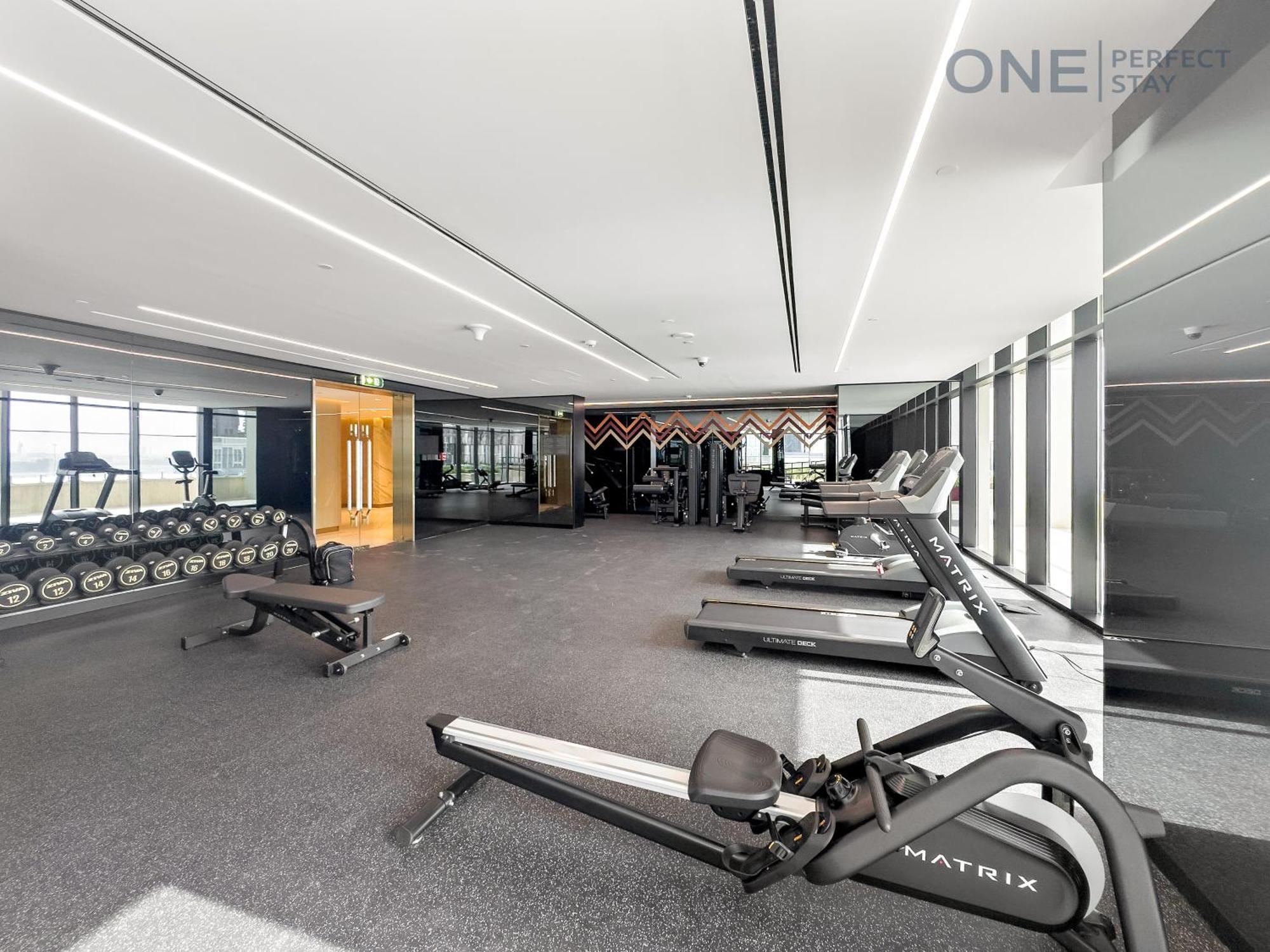 Stylish 2br In Business Bay Canal View Pool & Gym Apartment