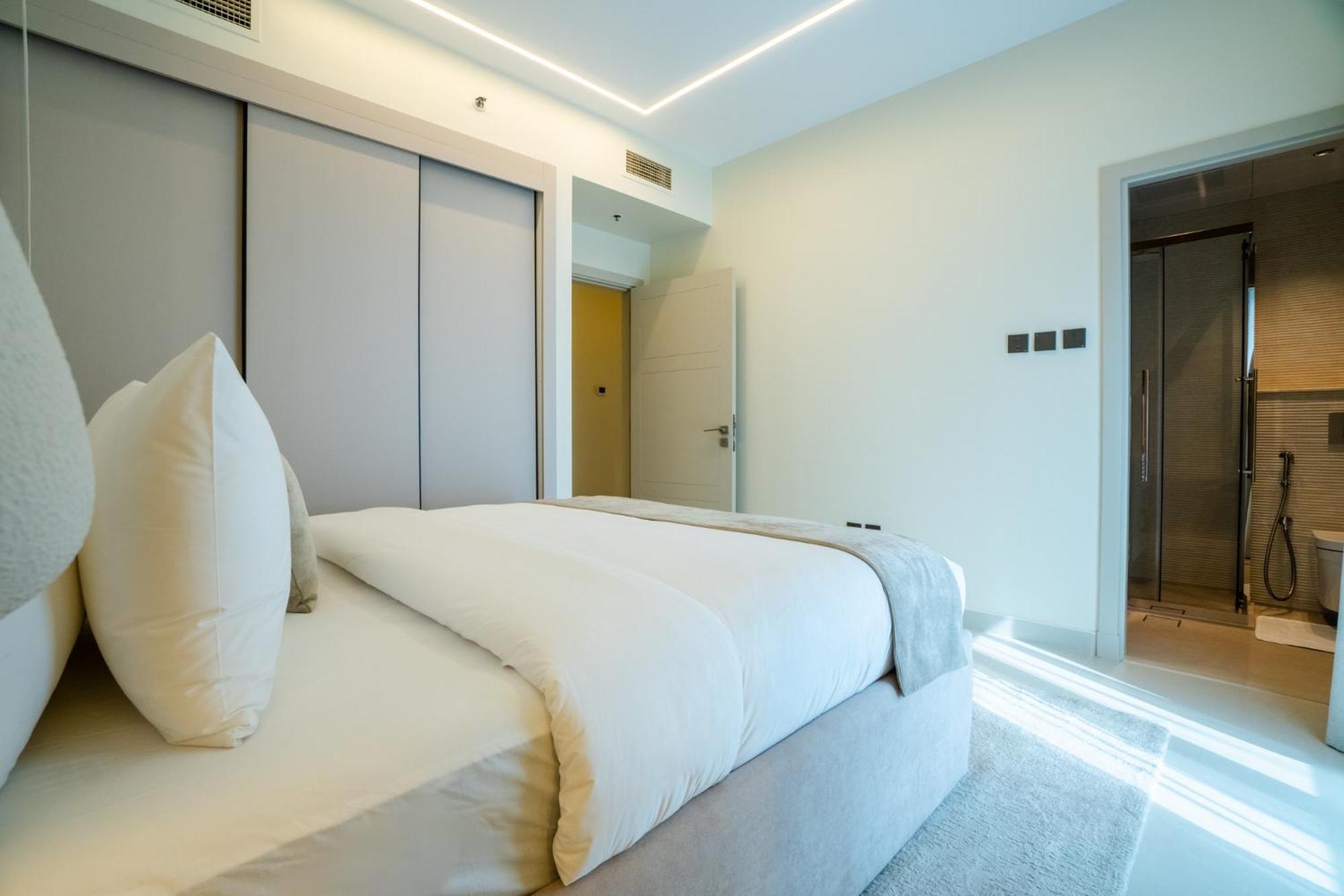 Elegant 3 Bedrooms Among Clouds Apartment *