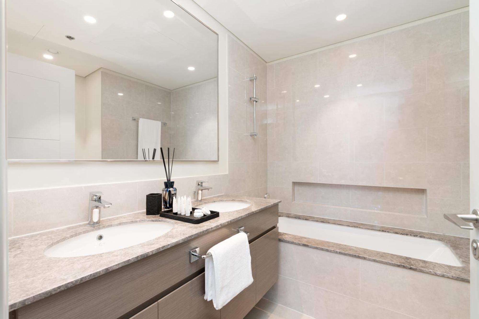 Apartment Tower 1 - Modernized Two Bedroom In Downtown *
