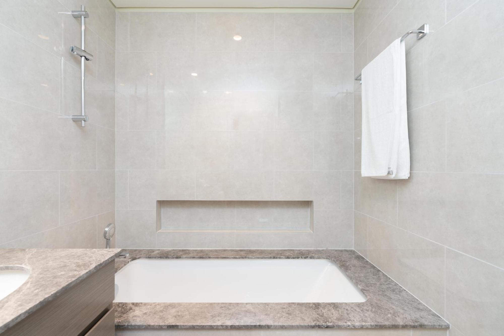 Tower 1 - Modernized Two Bedroom In Downtown * Dubai