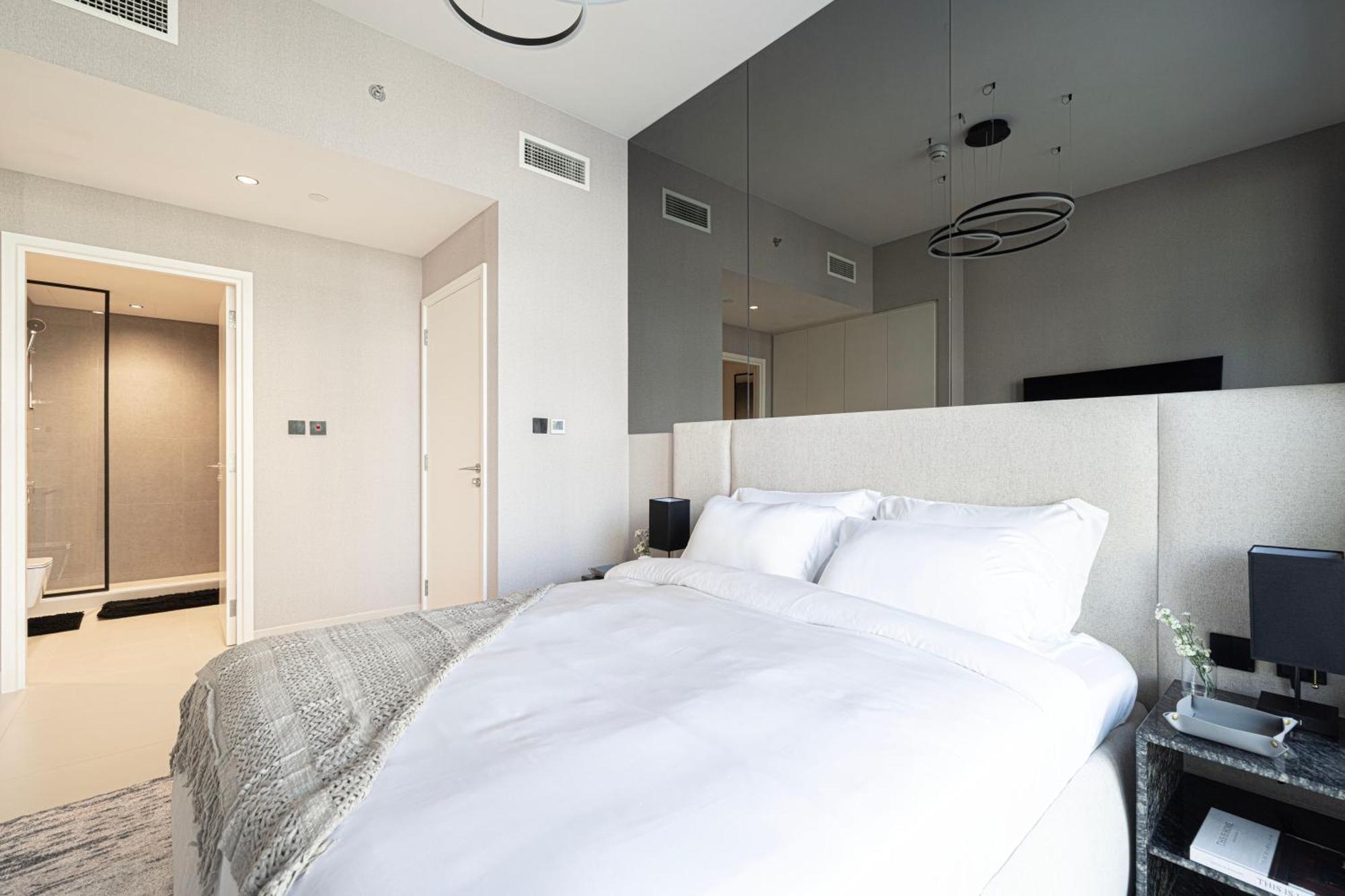 Luxury 4br Burj Khalifa View Mall Apartment *
