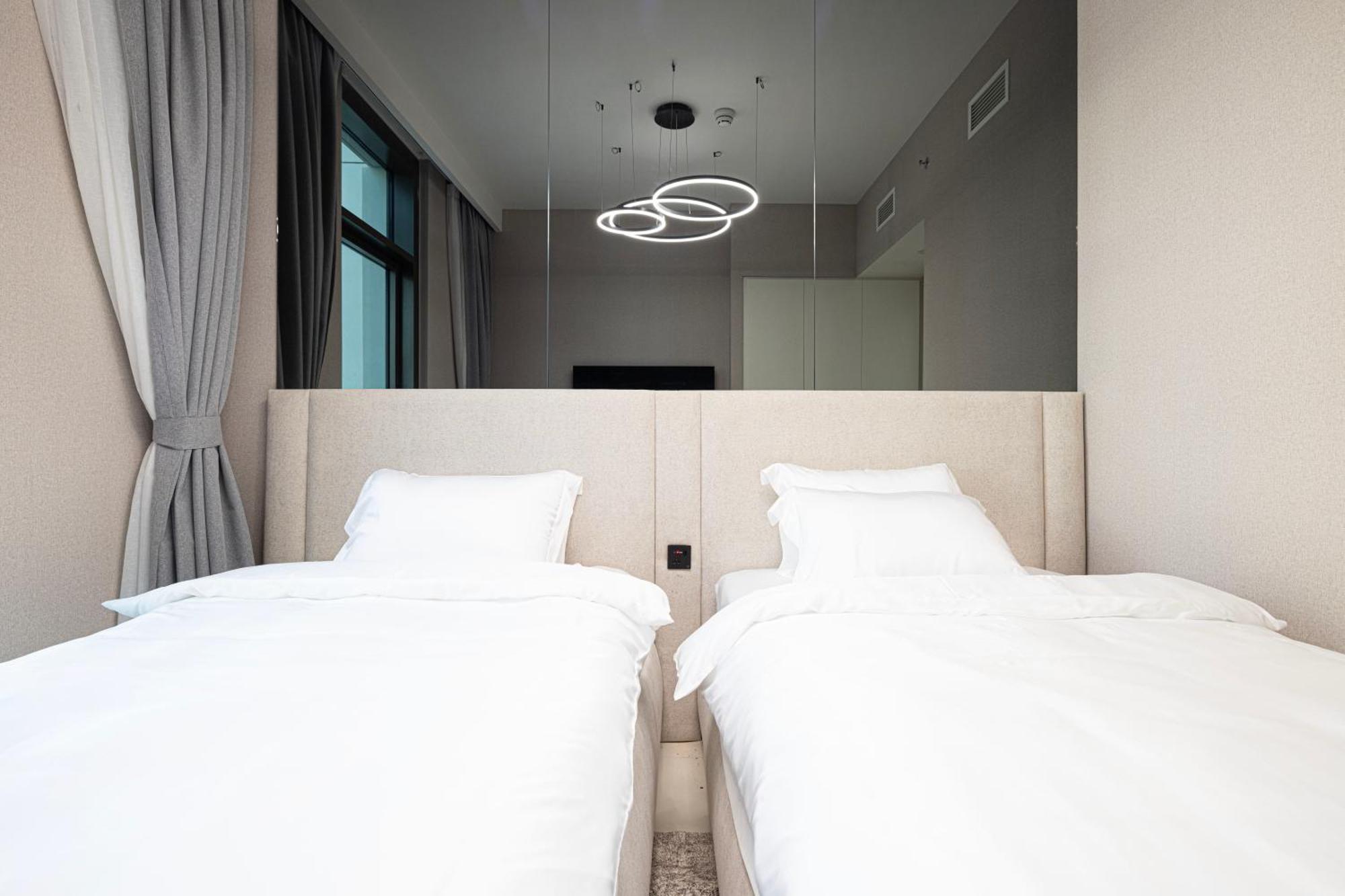 Luxury 4br Burj Khalifa View Mall Dubai