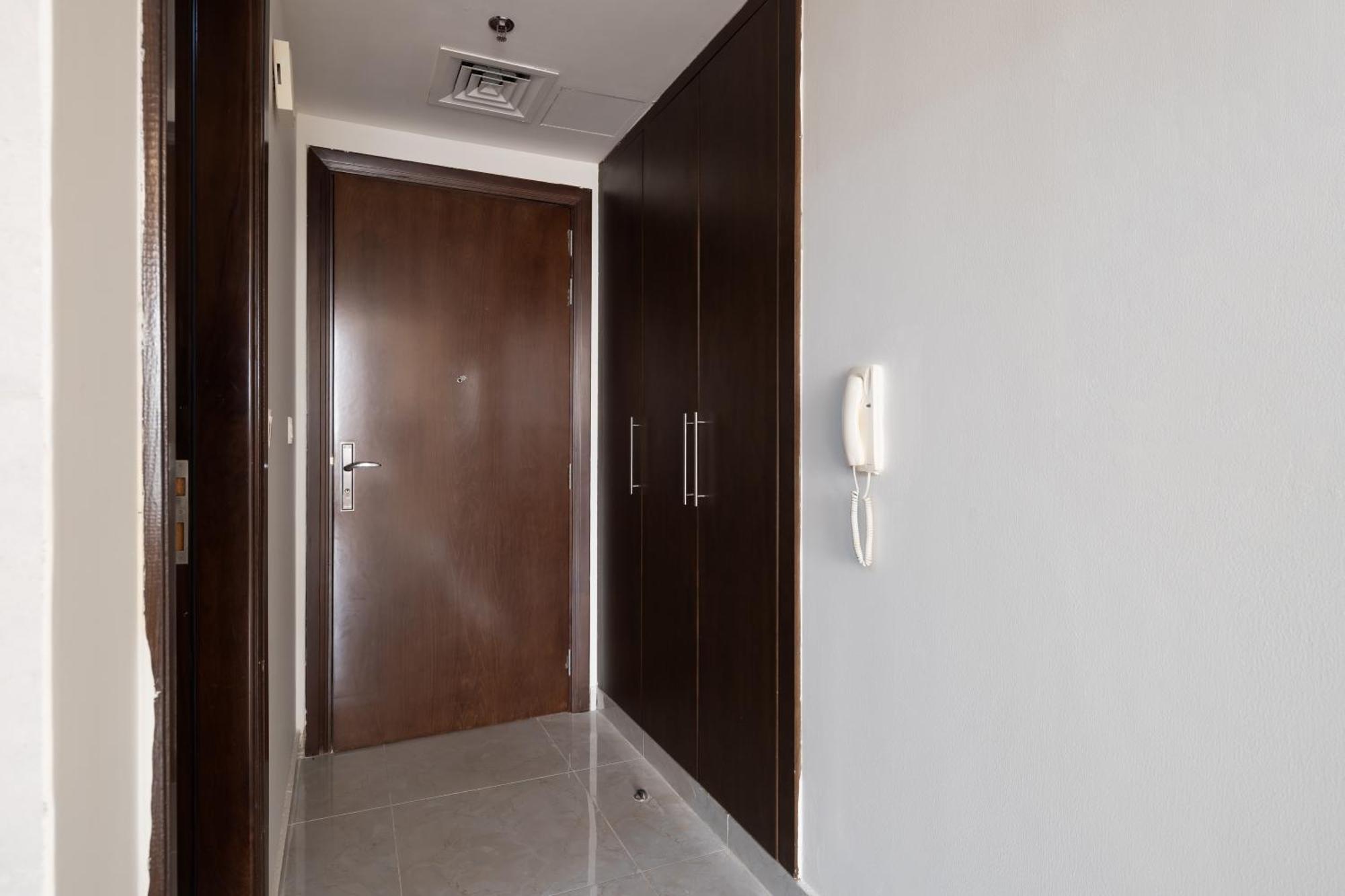 Designer In Prime Silicon Oasis Spot Apartment *