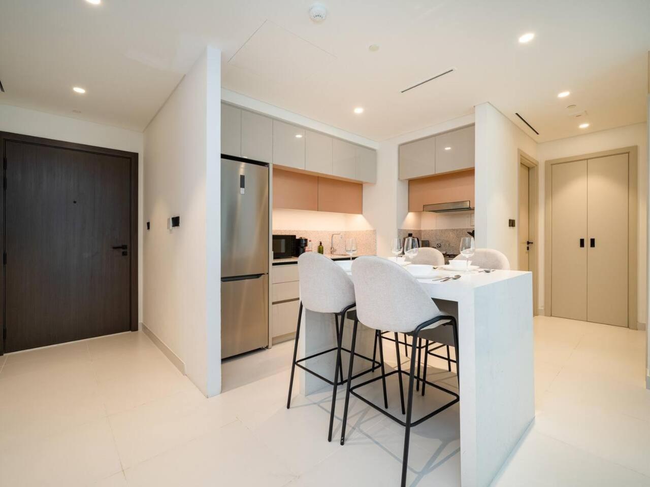 Sleek 1-bedroom Beachfront Escape In Marina Vista Apartment