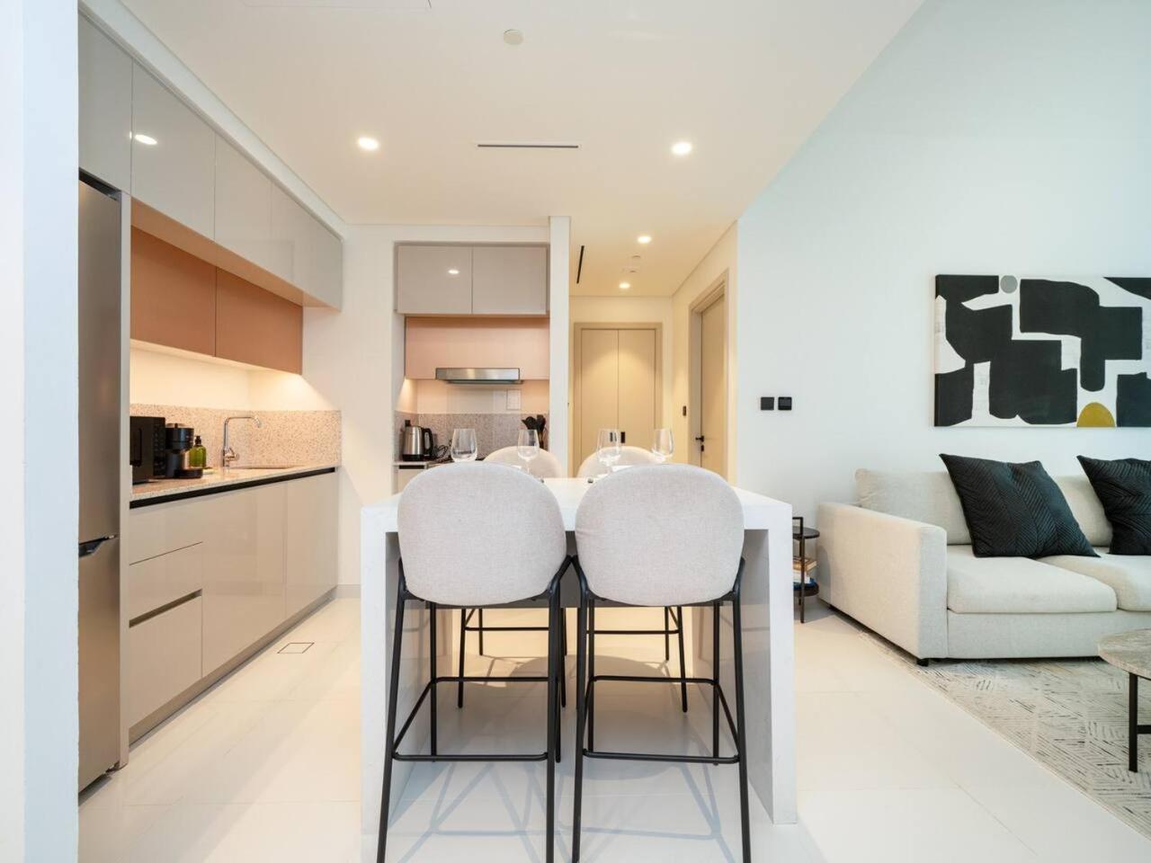 Apartment Sleek 1-bedroom Beachfront Escape In Marina Vista