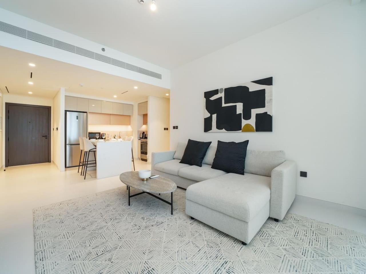 Sleek 1-bedroom Beachfront Escape In Marina Vista Apartment Dubai
