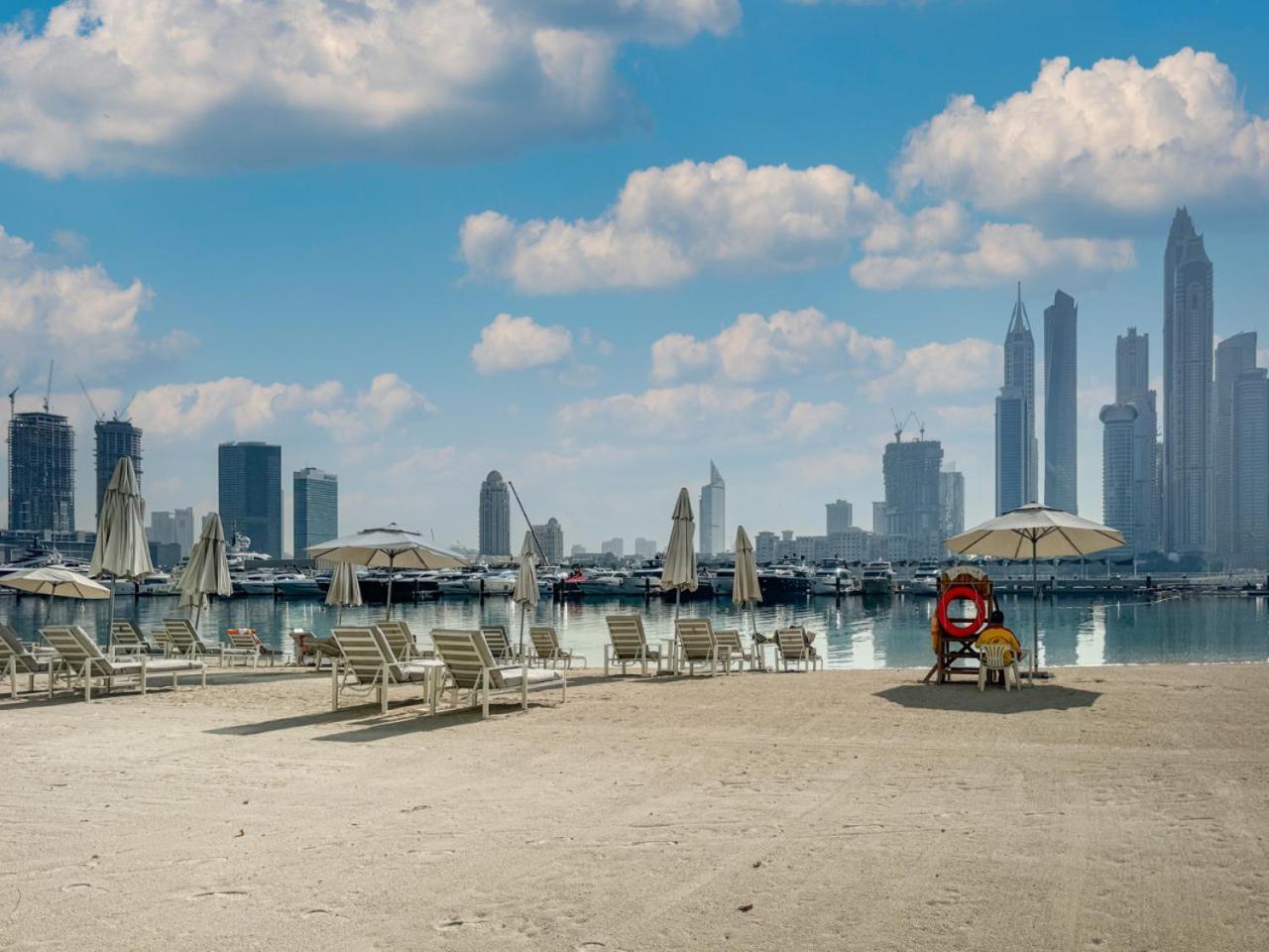 Apartment Sleek 1-bedroom Beachfront Escape In Marina Vista Dubai