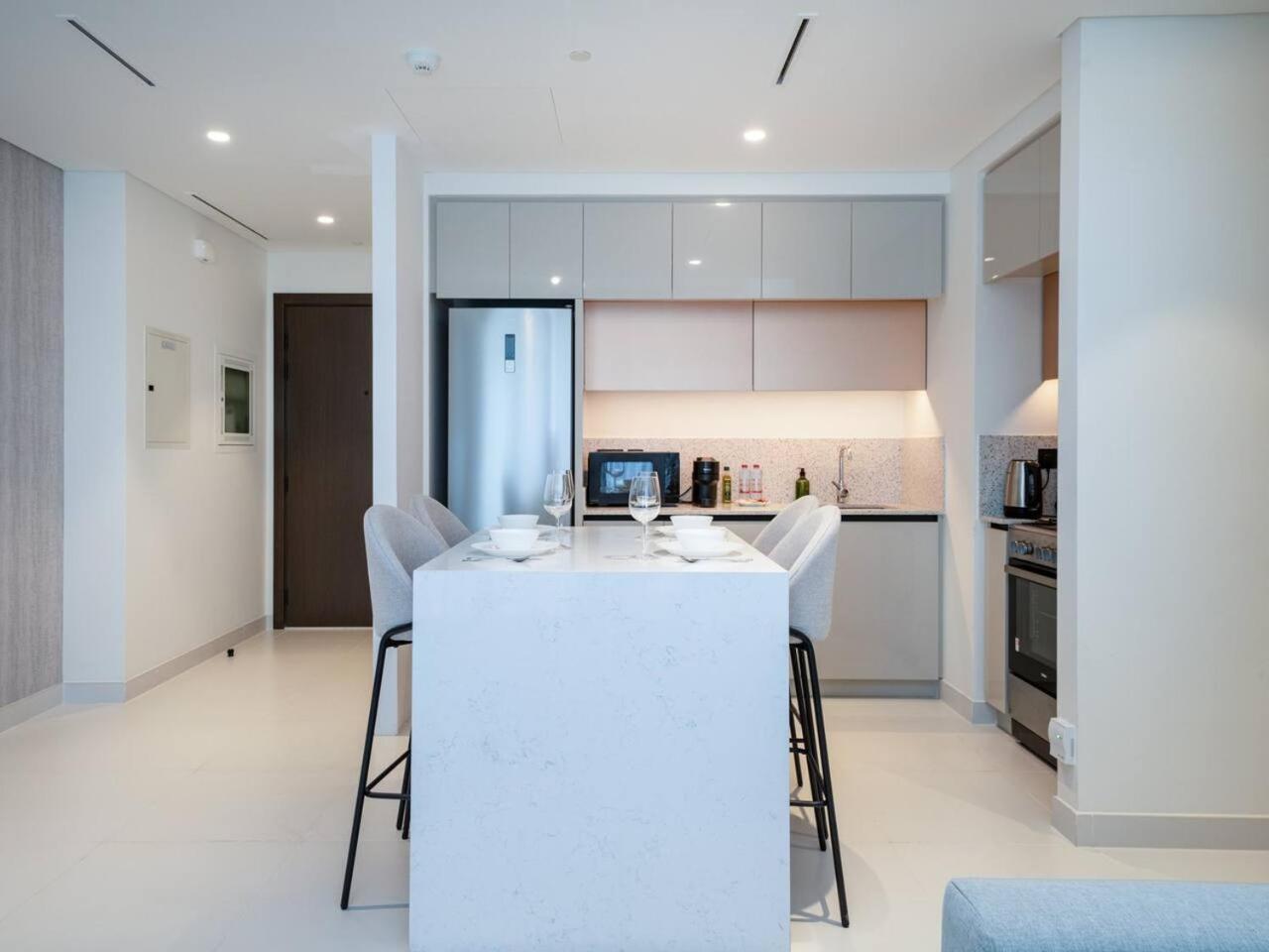 Sleek 1-bedroom Beachfront Escape In Marina Vista Apartment Dubai