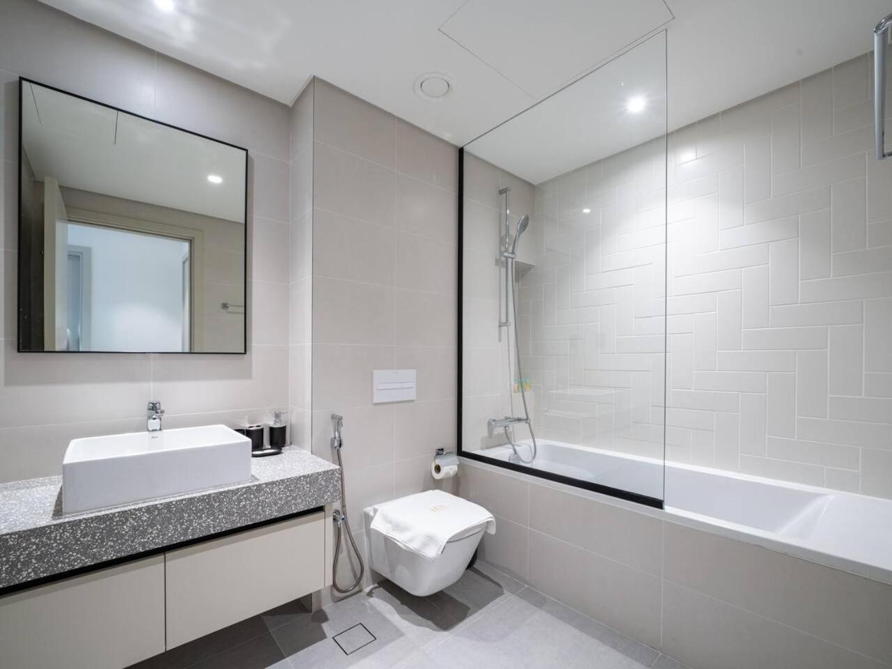 Sleek 1-bedroom Beachfront Escape In Marina Vista Dubai