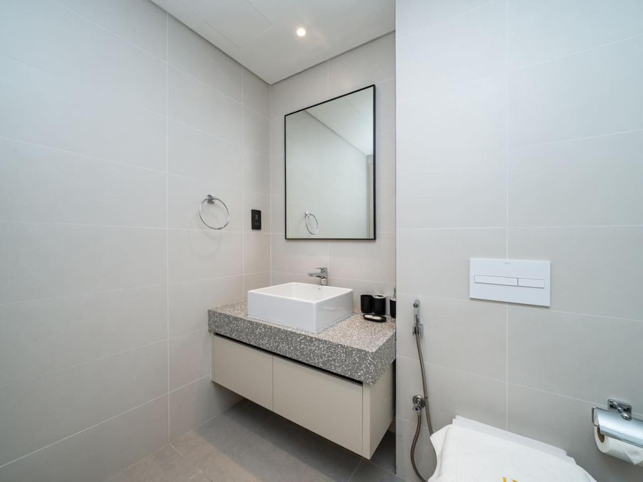 Apartment Sleek 1-bedroom Beachfront Escape In Marina Vista *