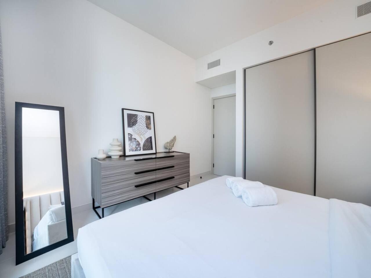 Sleek 1-bedroom Beachfront Escape In Marina Vista * Dubai