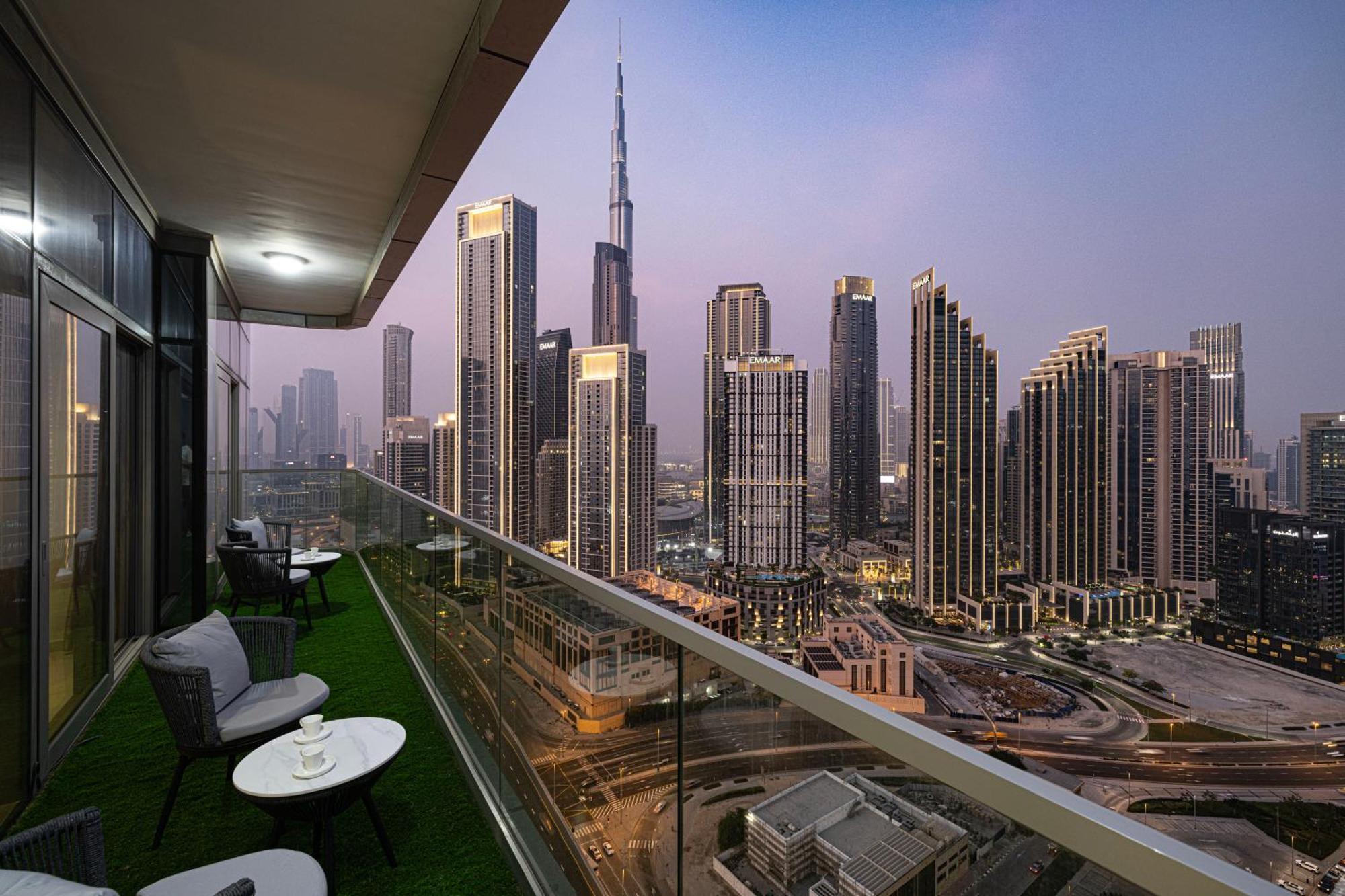 Panoramic Burj Khalifa Views-64th Floor Infinity Pool Apartment Dubai