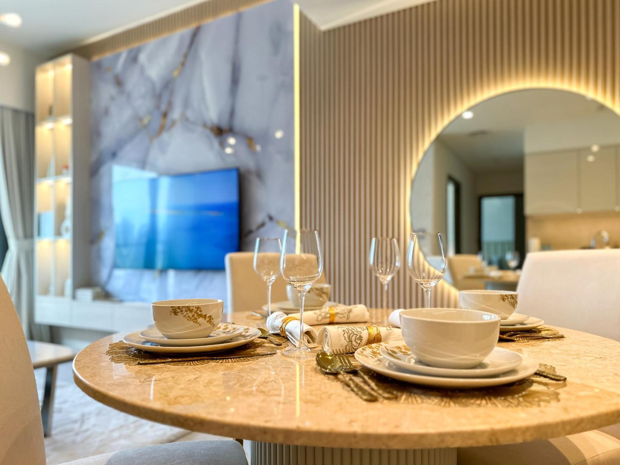 Apartment View In And Burj Khalifa View - 2 Bedroom - 3 Beds *