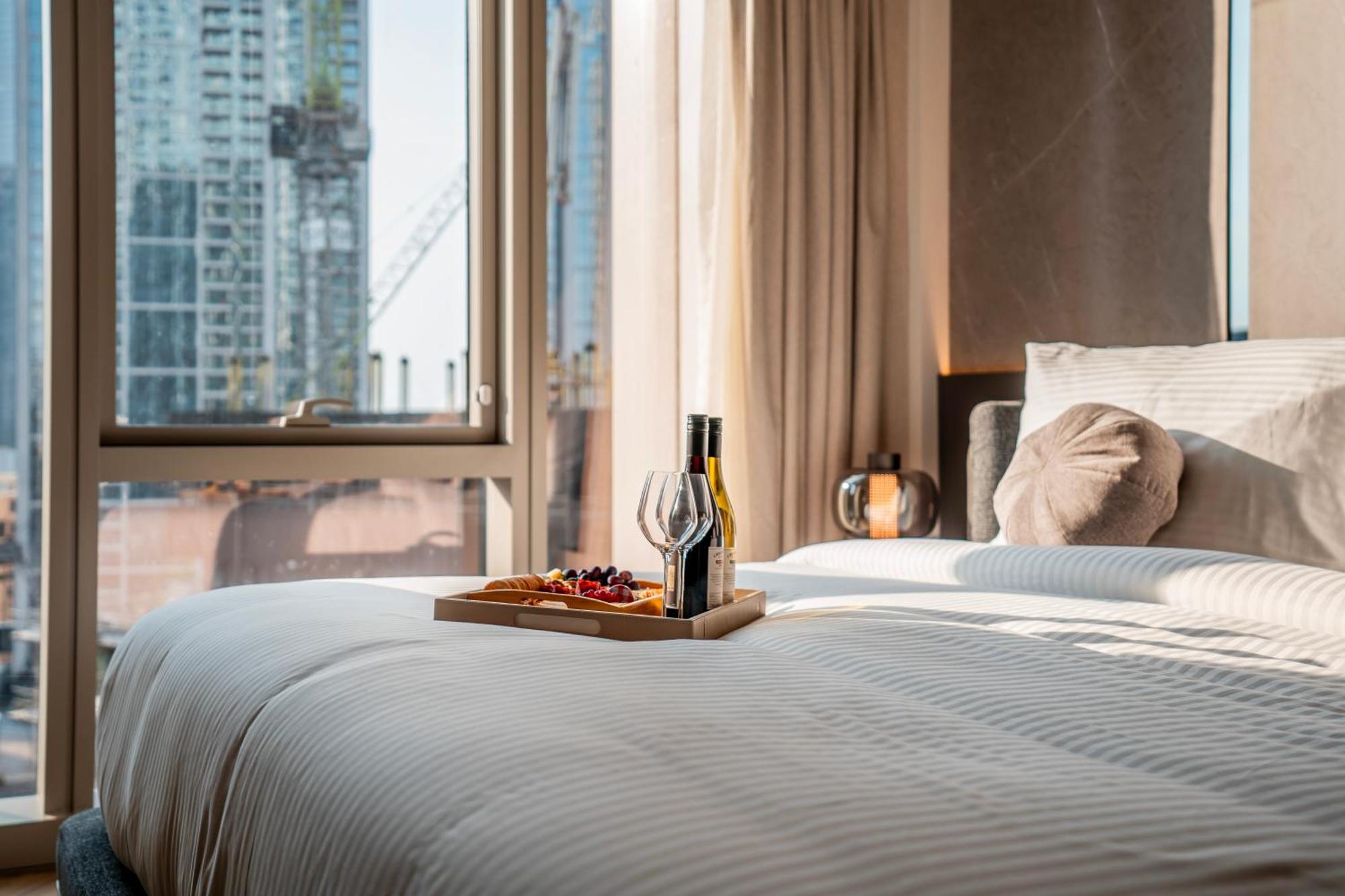 Luxury 1-bedroom In Downtown I Walk To Mall And Fountains Dubai