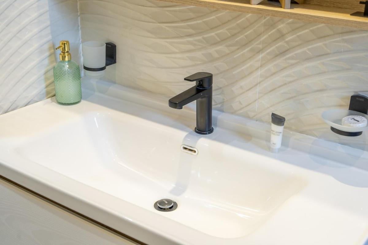 Cozy And Bright 2-bedroom In Business Bay Apartment *
