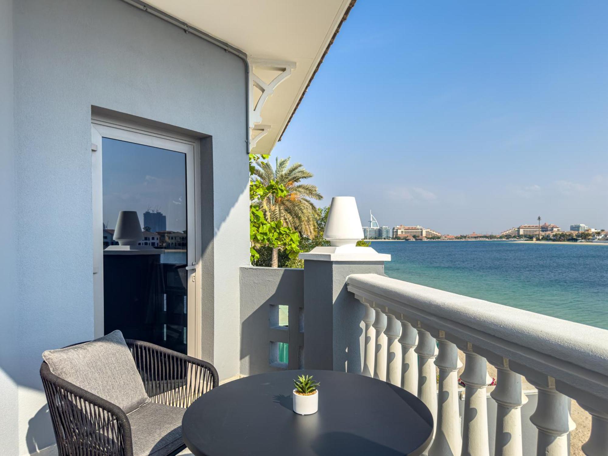 Elegant 3br Upgraded With Pool & Access *