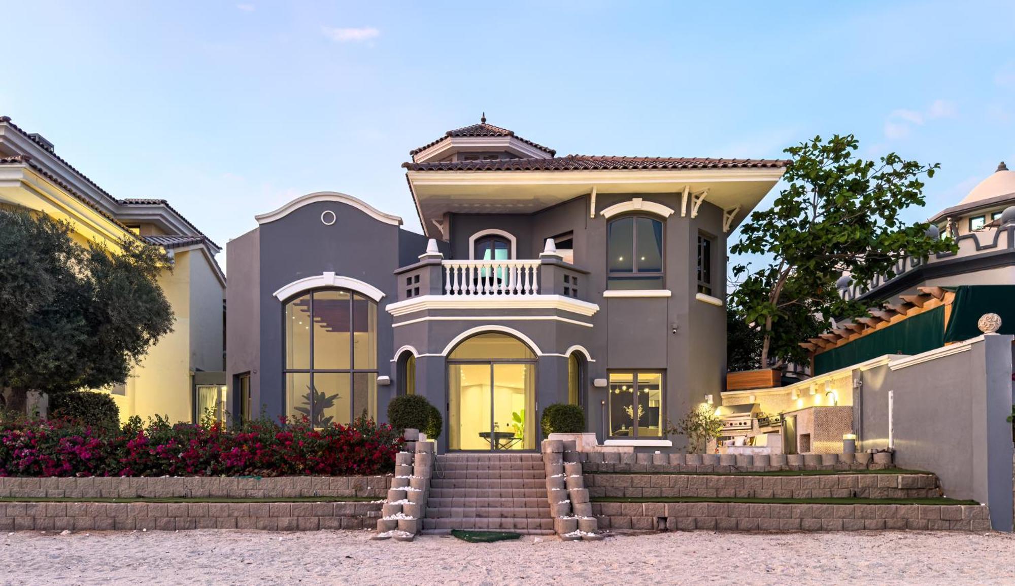 Elegant 3br Upgraded With Pool & Access