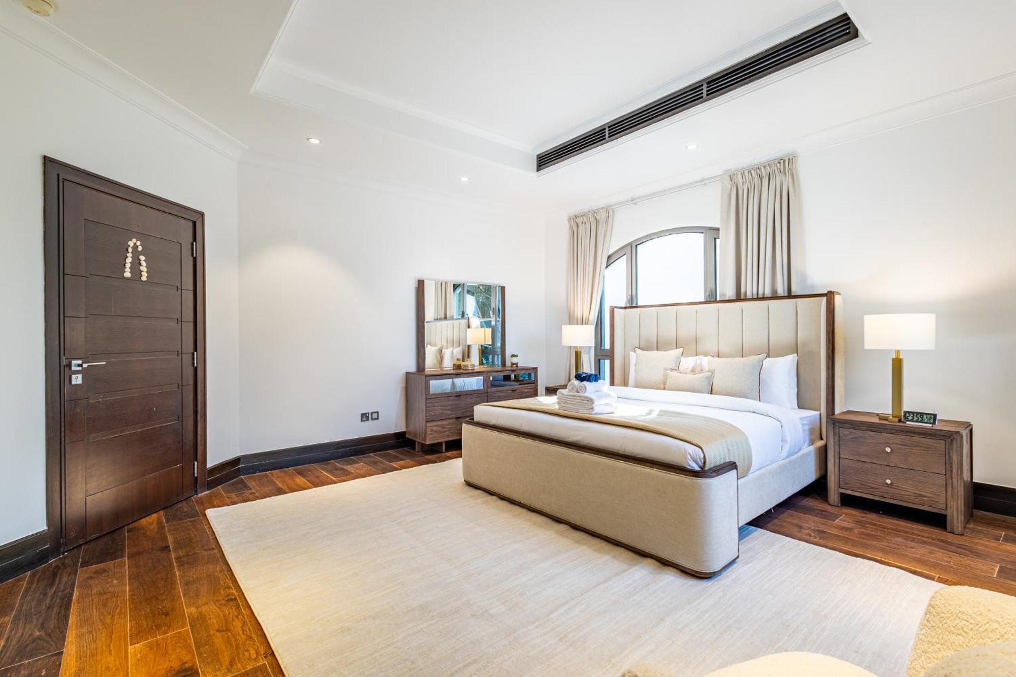 Elegant 3br Upgraded With Pool & Access Villa *