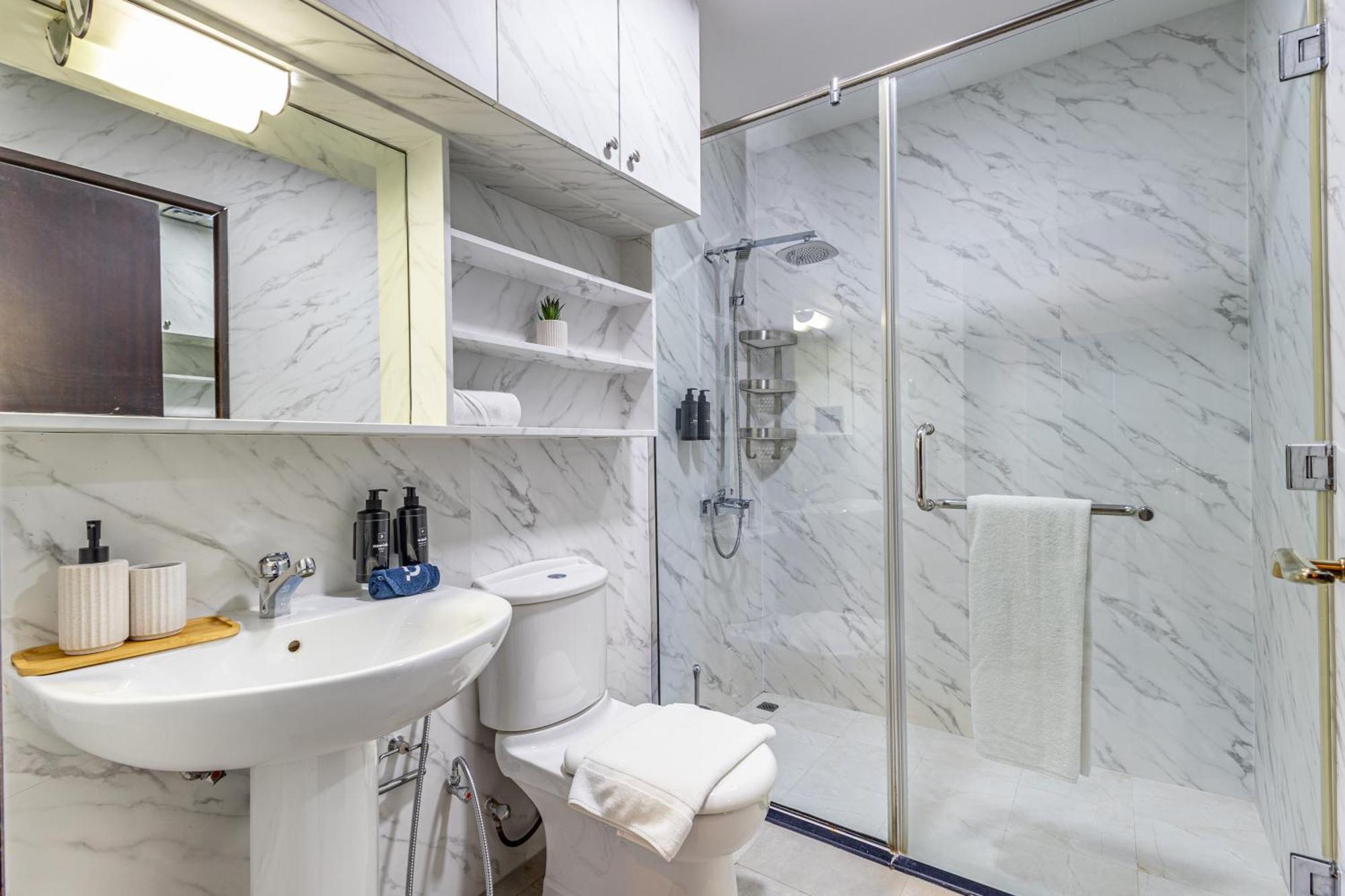 Elegant 3br Upgraded With Pool & Access *