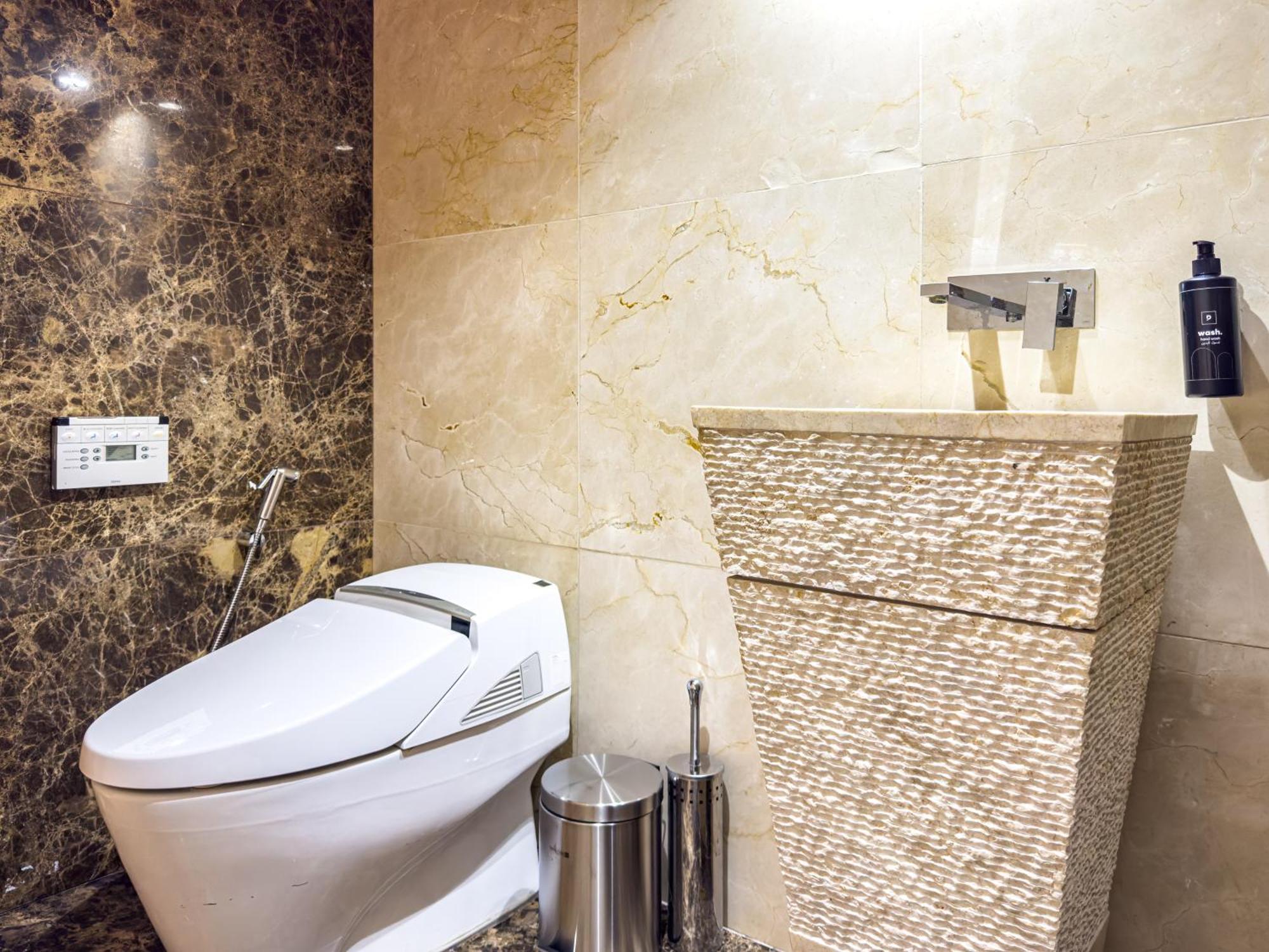 Elegant 3br Upgraded With Pool & Access Villa
