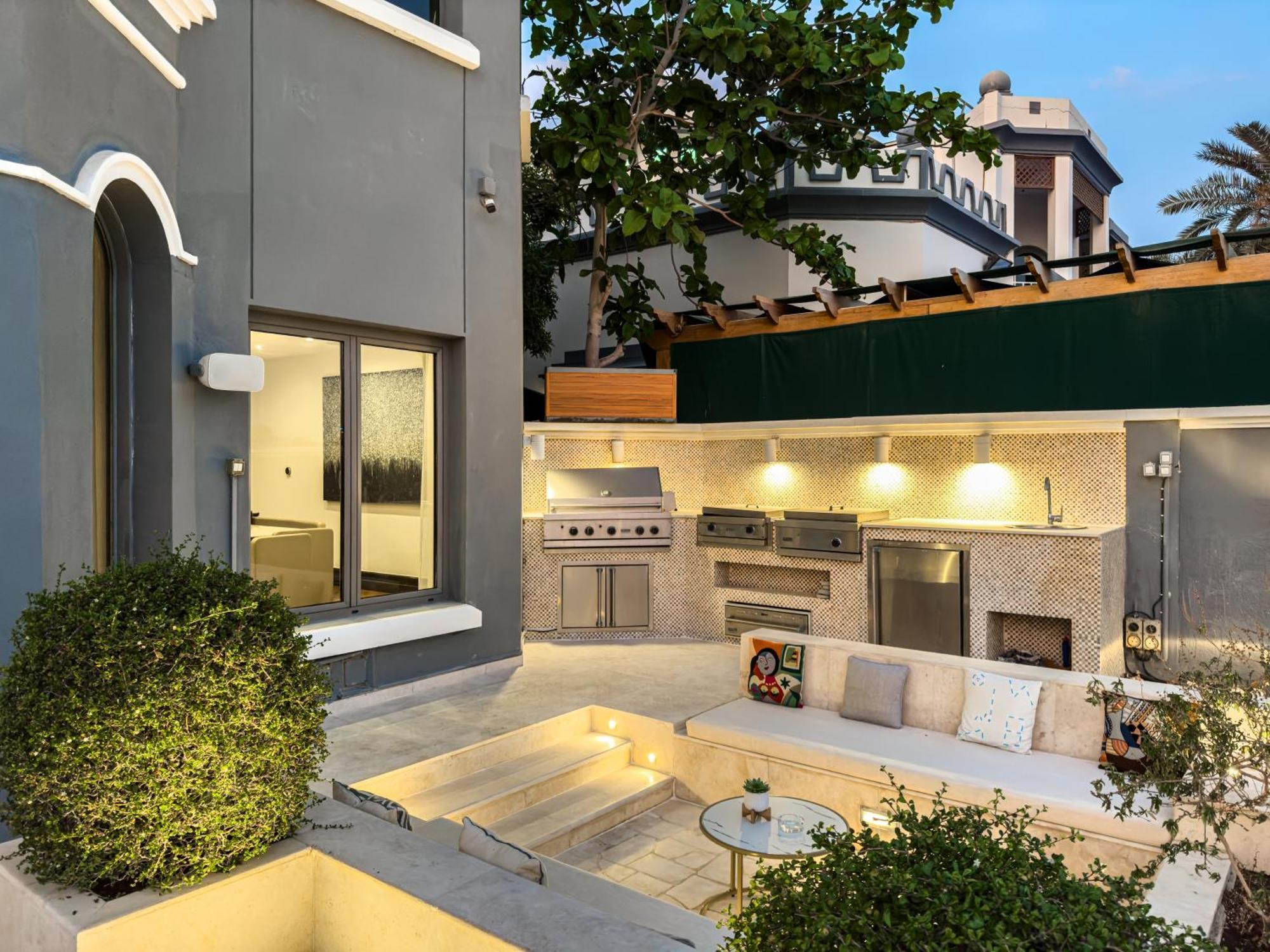 Elegant 3br Upgraded With Pool & Access Villa *