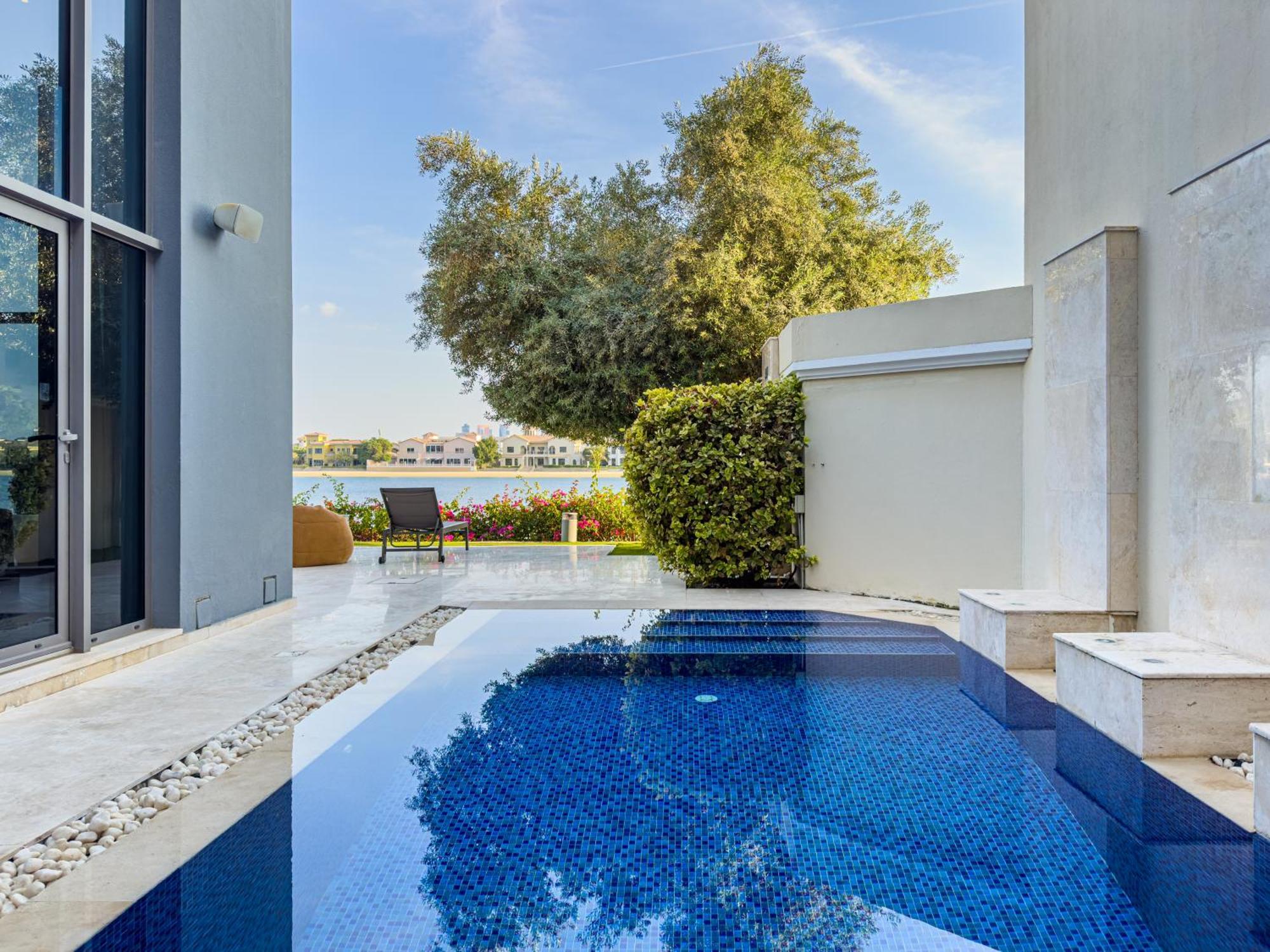Elegant 3br Upgraded With Pool & Access *
