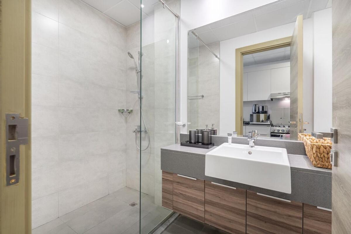 Elegant Studio With Skyline View In Jvc Apartment