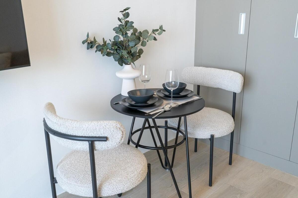 Elegant Studio With Skyline View In Jvc *