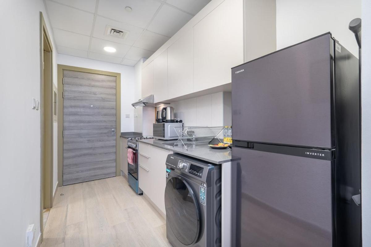 Elegant Studio With Skyline View In Jvc Apartment *
