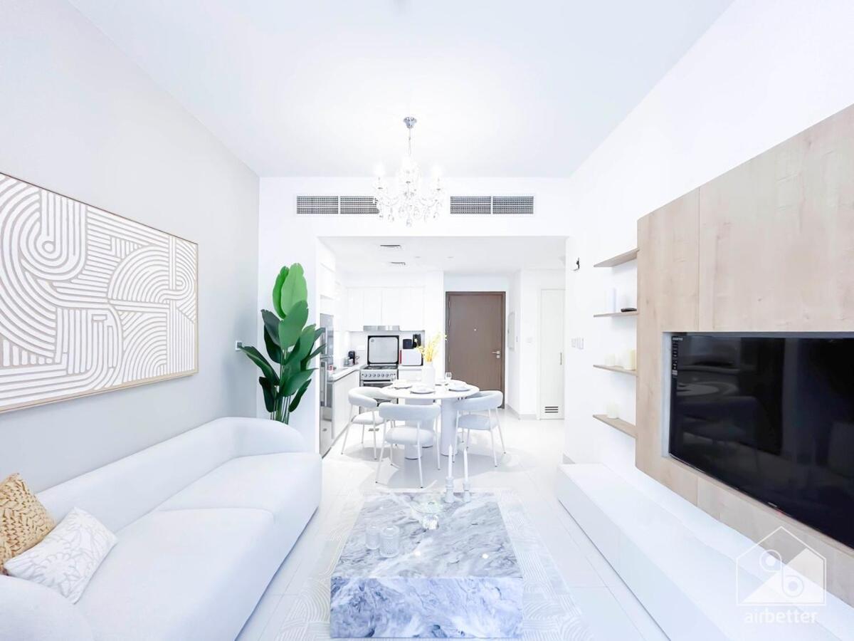 Luxury Design & Stunning Views In Hills Apartment