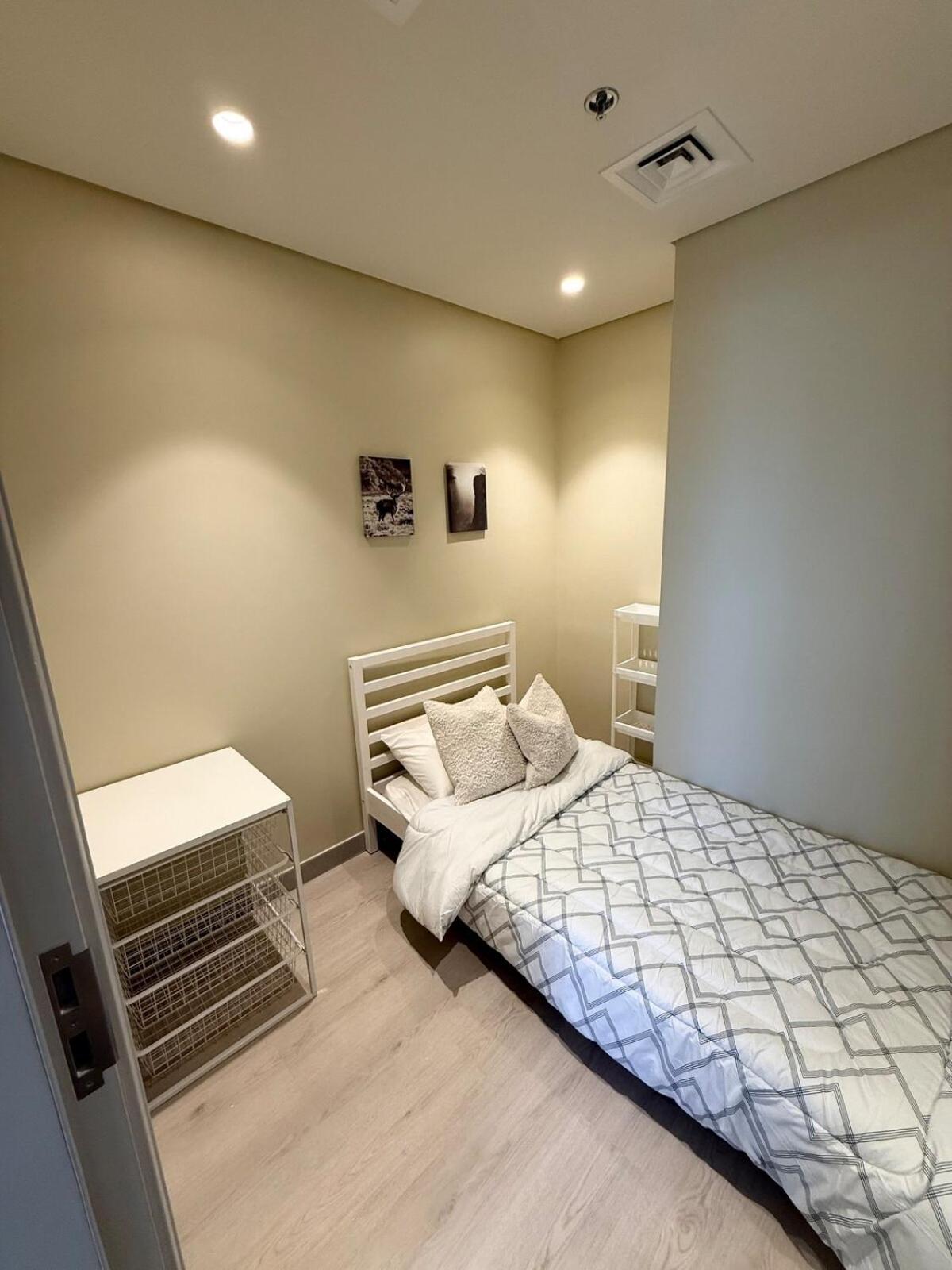 Upgraded Brand New Downtown Apartment *