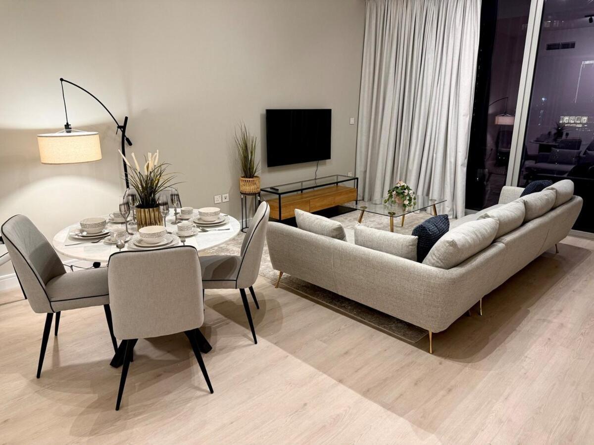 Upgraded Brand New Downtown Apartment *